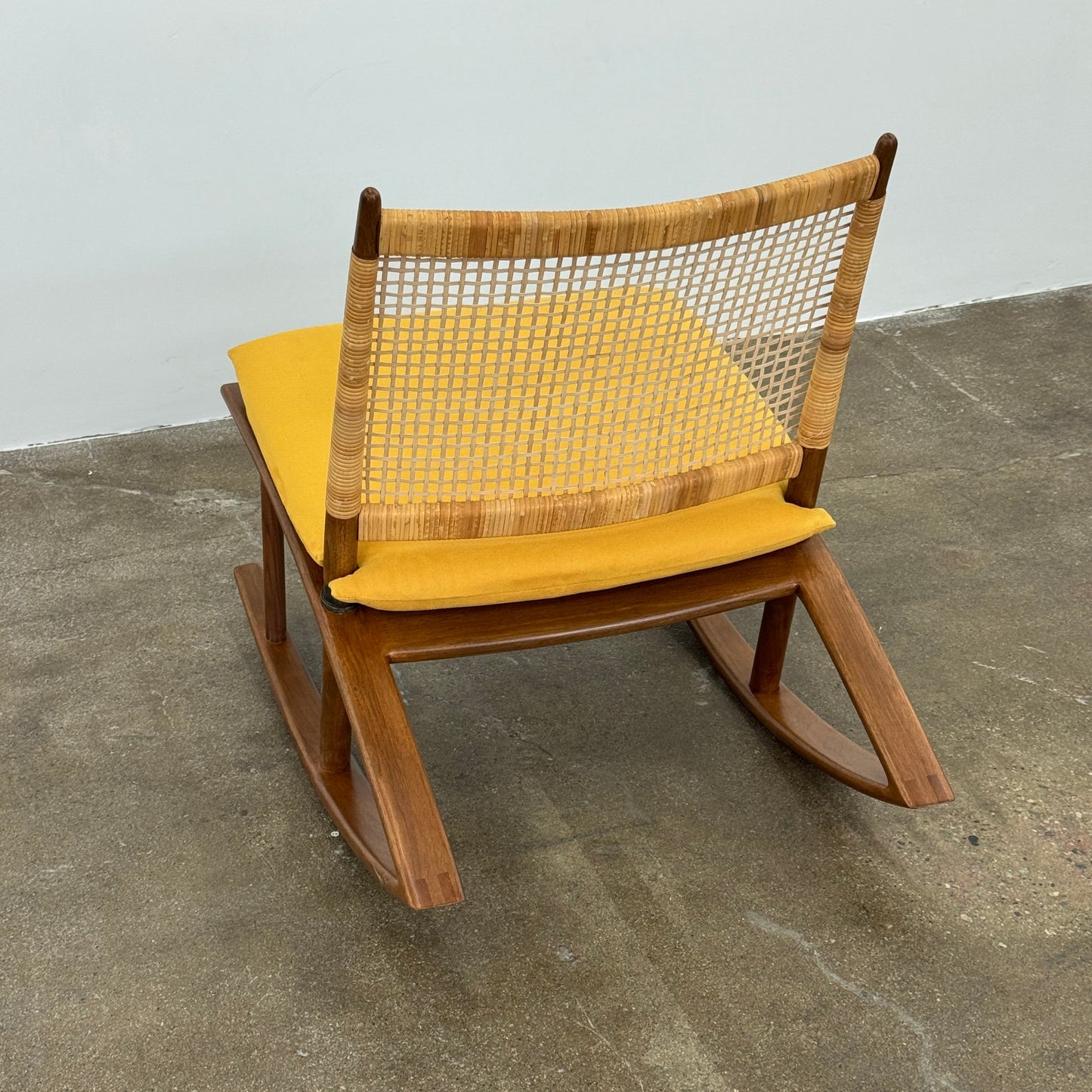 Fauteuil à bascule Mike Fair avec dossier en rotin