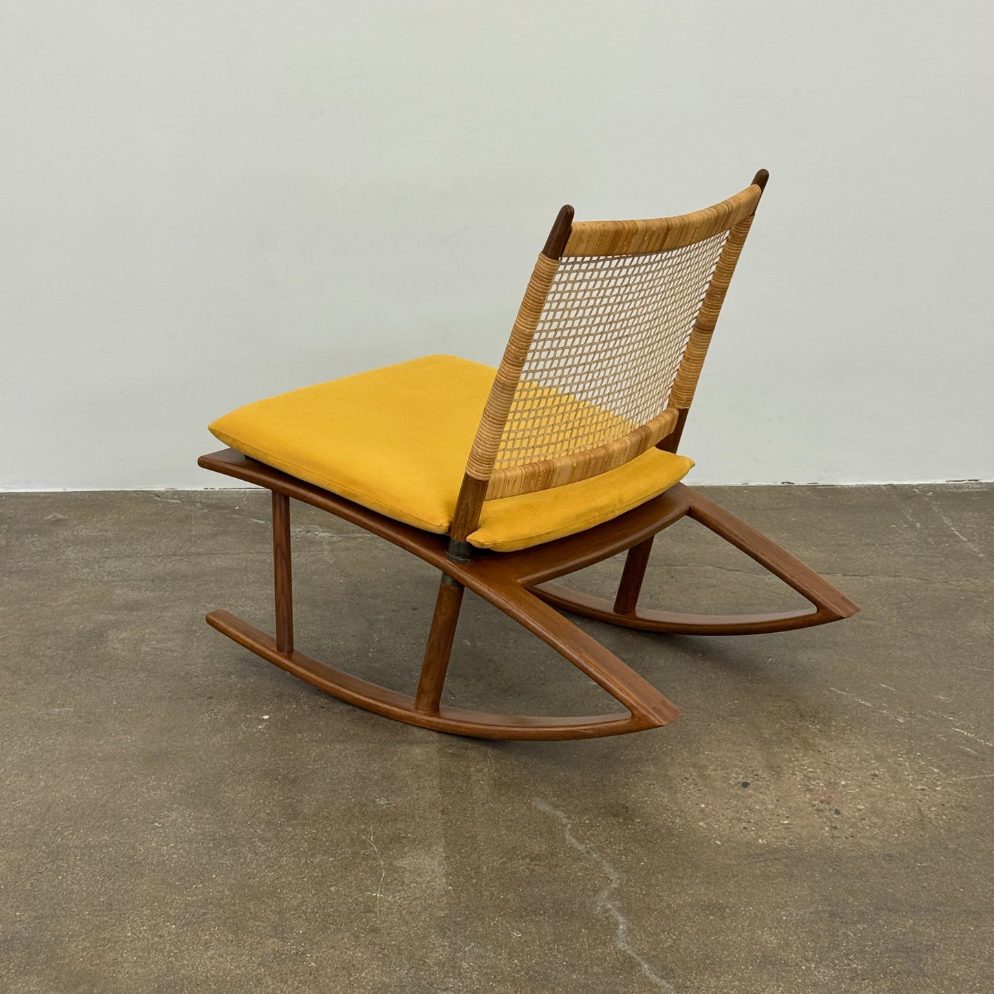 Fauteuil à bascule Mike Fair avec dossier en rotin