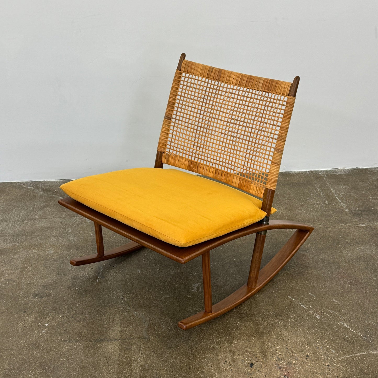 Fauteuil à bascule Mike Fair avec dossier en rotin