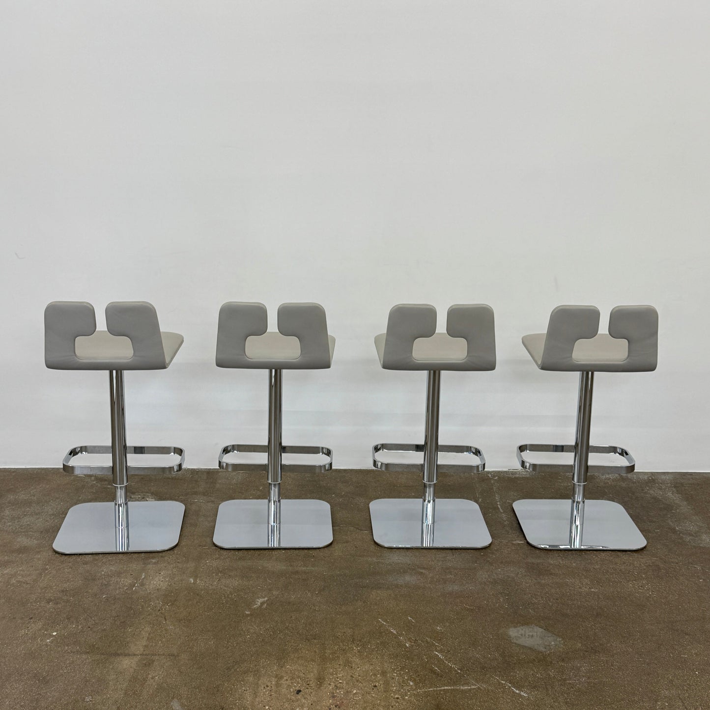 Lot de 4 tabourets de bar pivotants Poltrona Frau ALO