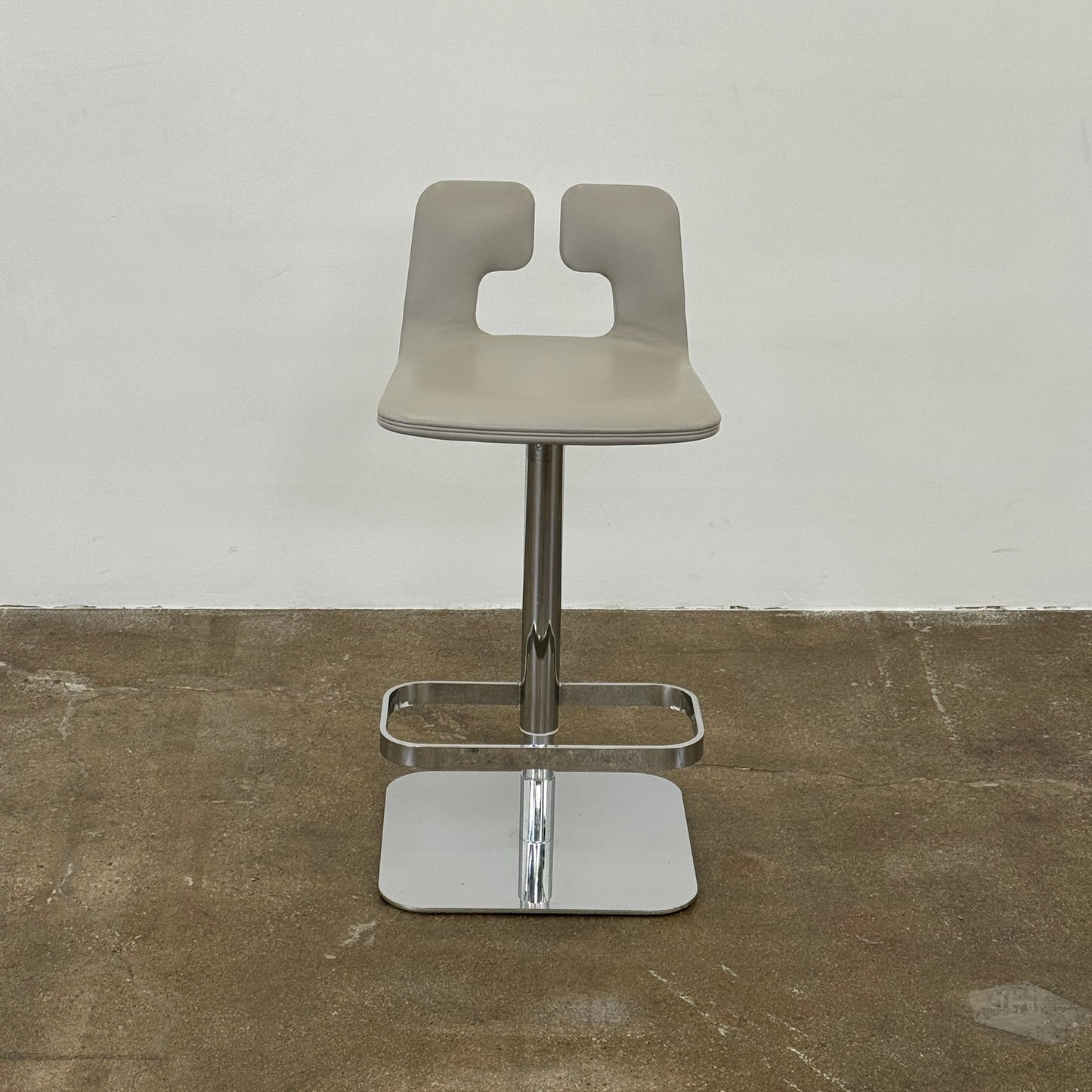 Lot de 4 tabourets de bar pivotants Poltrona Frau ALO