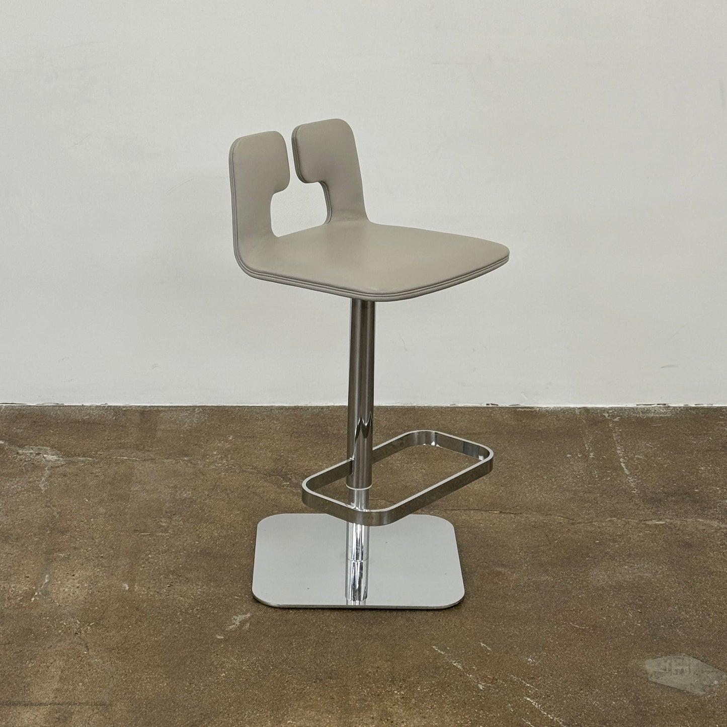 Lot de 4 tabourets de bar pivotants Poltrona Frau ALO
