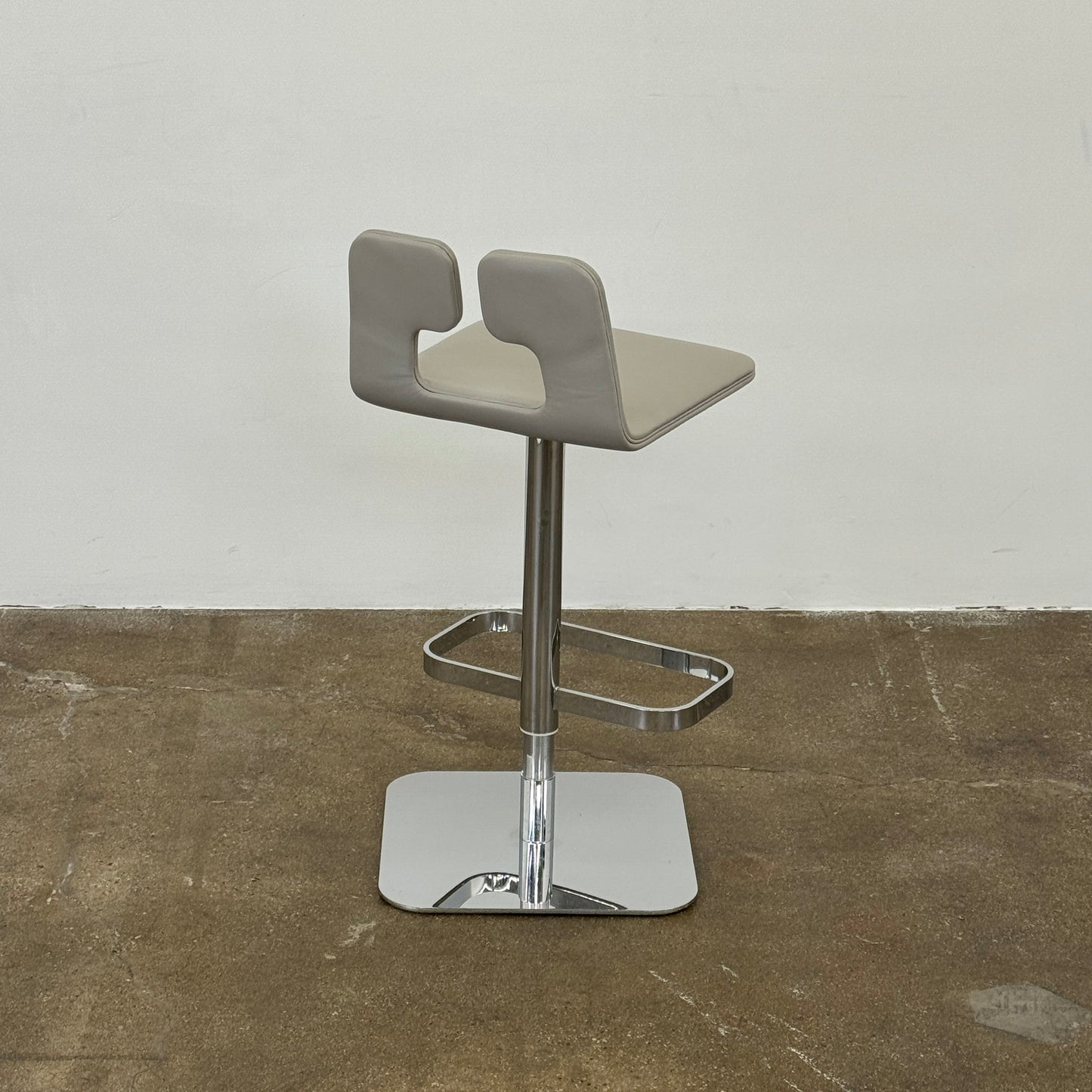 Lot de 4 tabourets de bar pivotants Poltrona Frau ALO