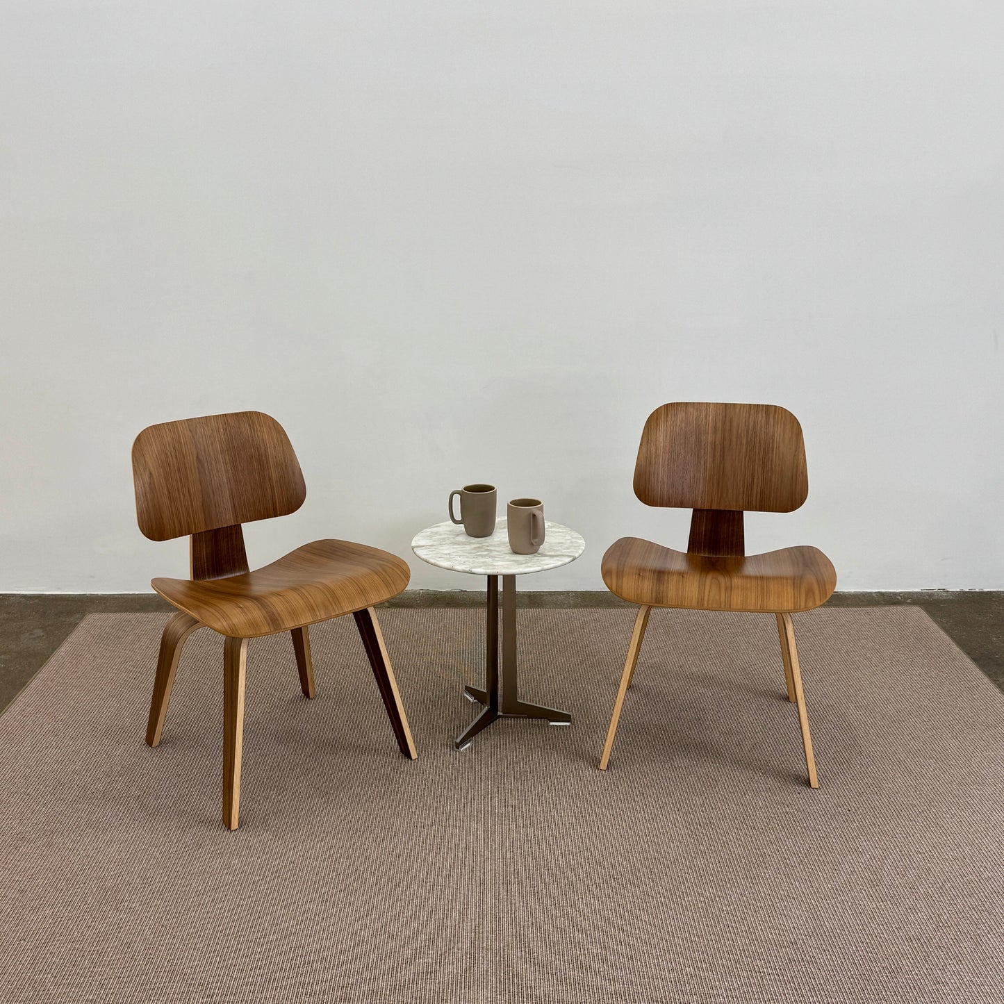 LOT de 2 chaises de salle à manger Eames en contreplaqué moulé avec base en bois (DCW)