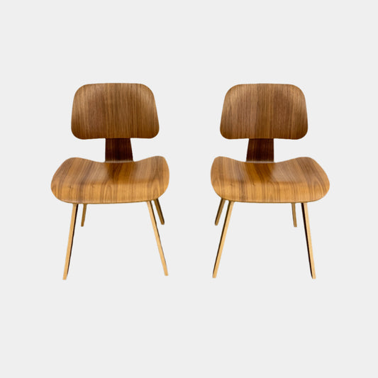 LOT de 2 chaises de salle à manger Eames en contreplaqué moulé avec base en bois (DCW)