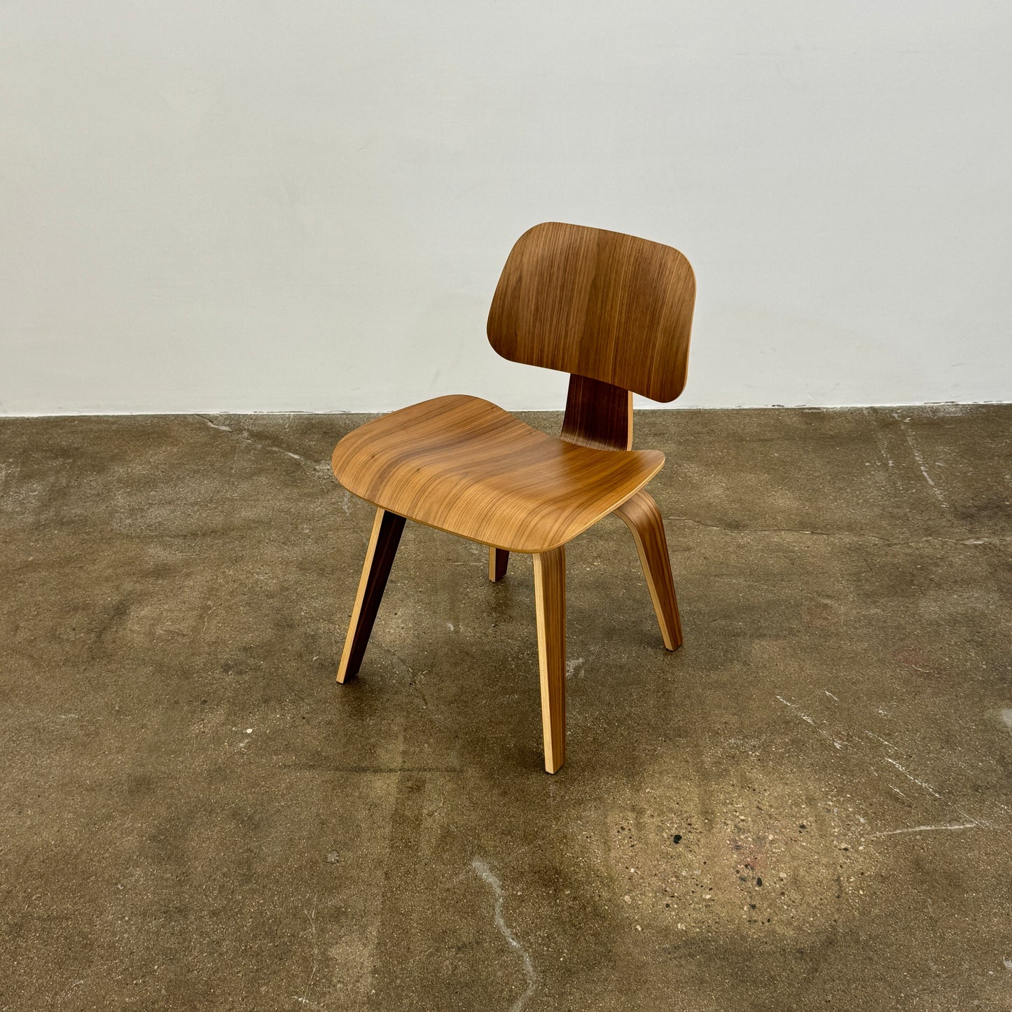 LOT de 2 chaises de salle à manger Eames en contreplaqué moulé avec base en bois (DCW)