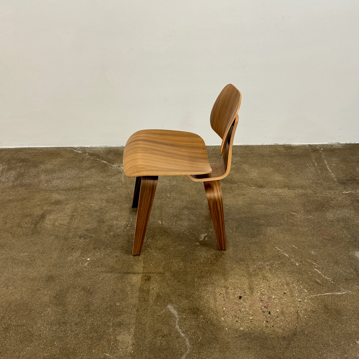 LOT de 2 chaises de salle à manger Eames en contreplaqué moulé avec base en bois (DCW)