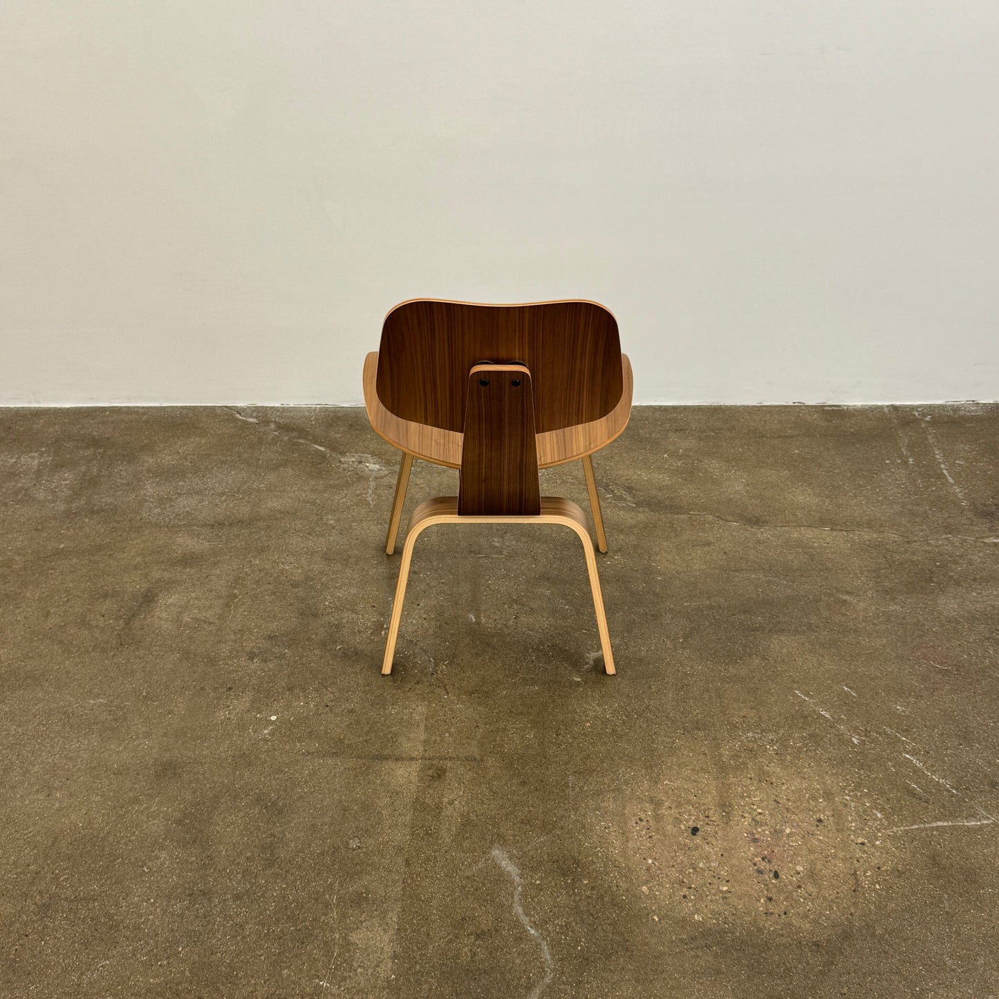 LOT de 2 chaises de salle à manger Eames en contreplaqué moulé avec base en bois (DCW)