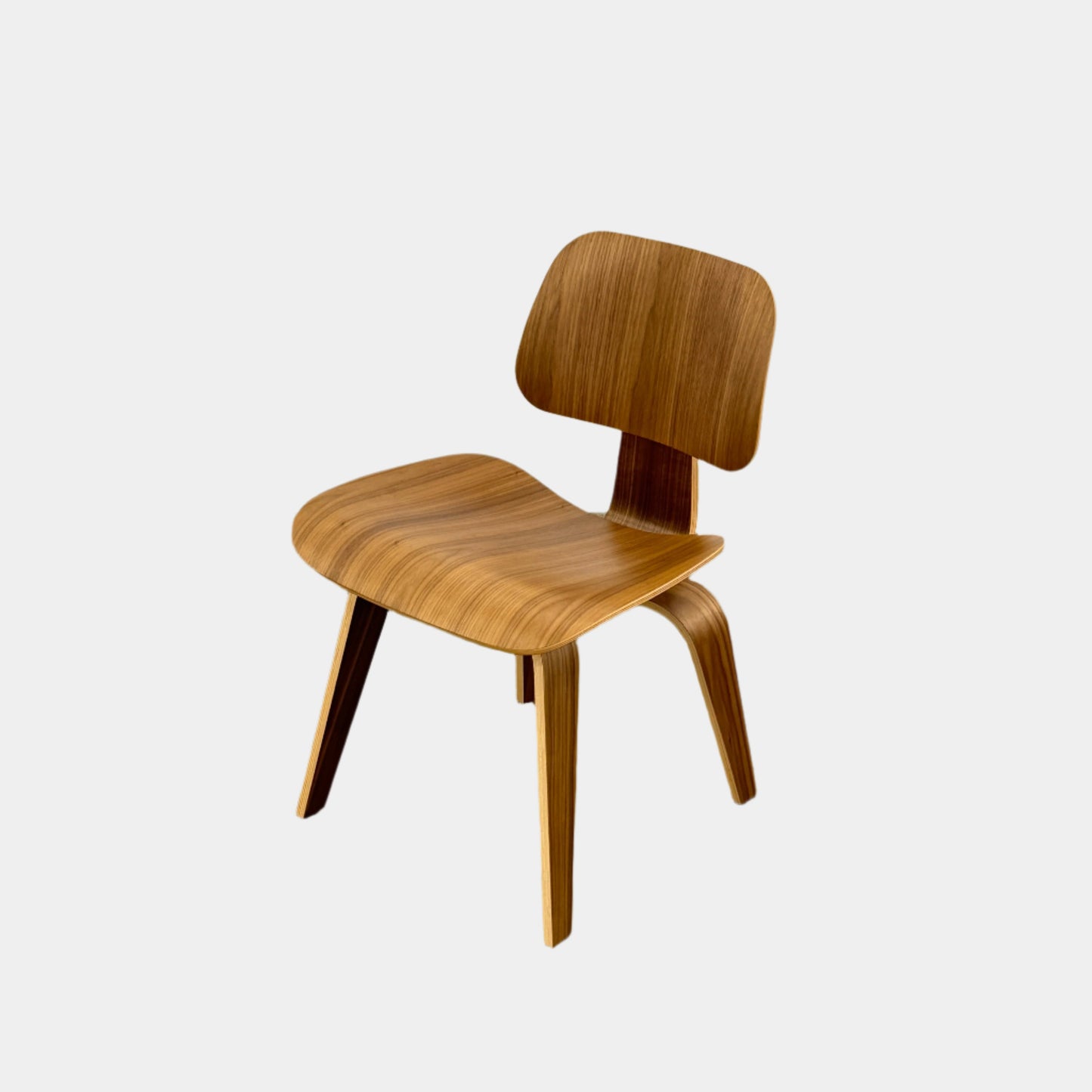 LOT de 2 chaises de salle à manger Eames en contreplaqué moulé avec base en bois (DCW)