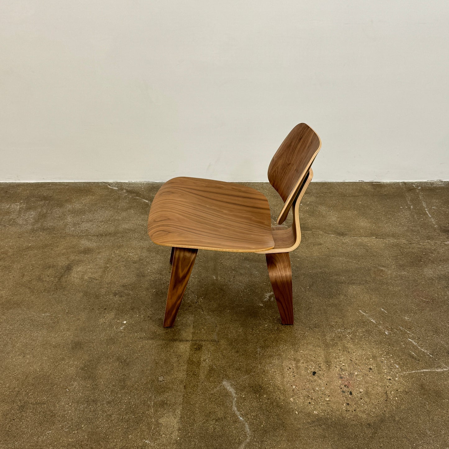 Chaise longue Eames en contreplaqué moulé avec base en bois (LCW)