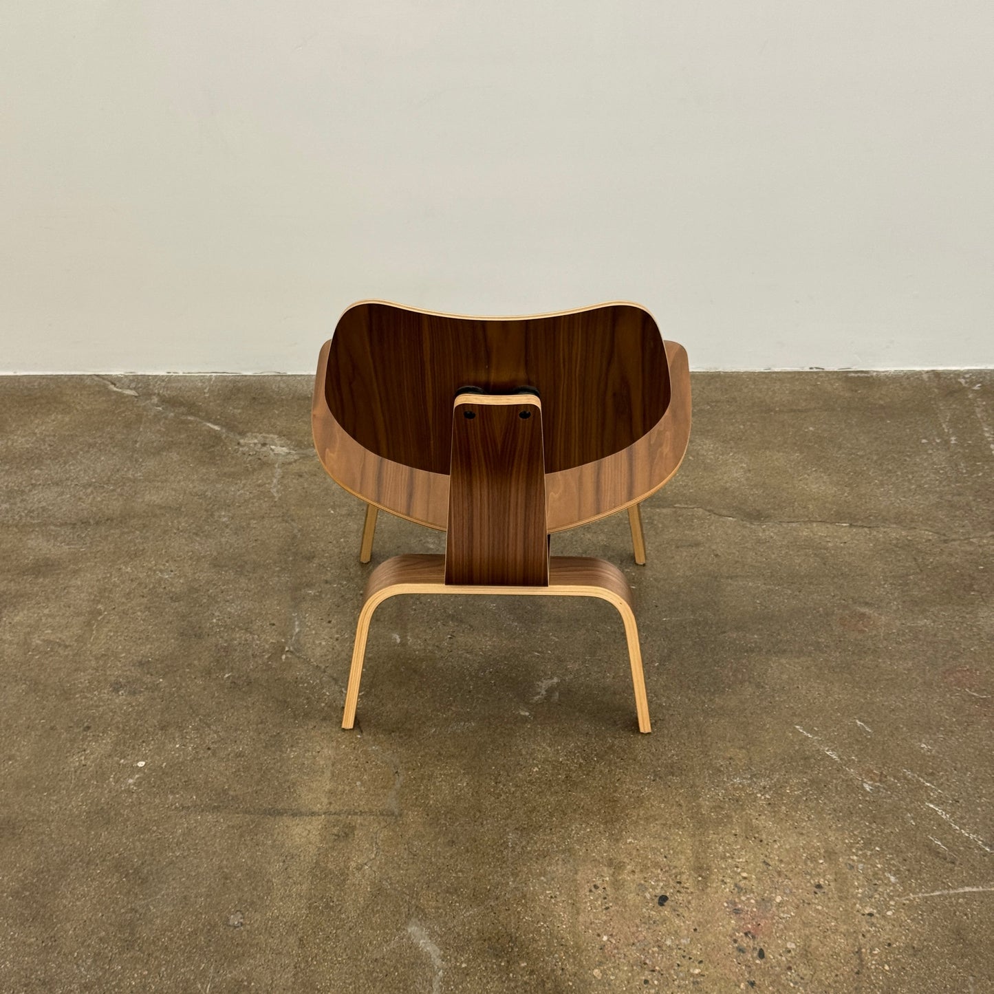 Chaise longue Eames en contreplaqué moulé avec base en bois (LCW)