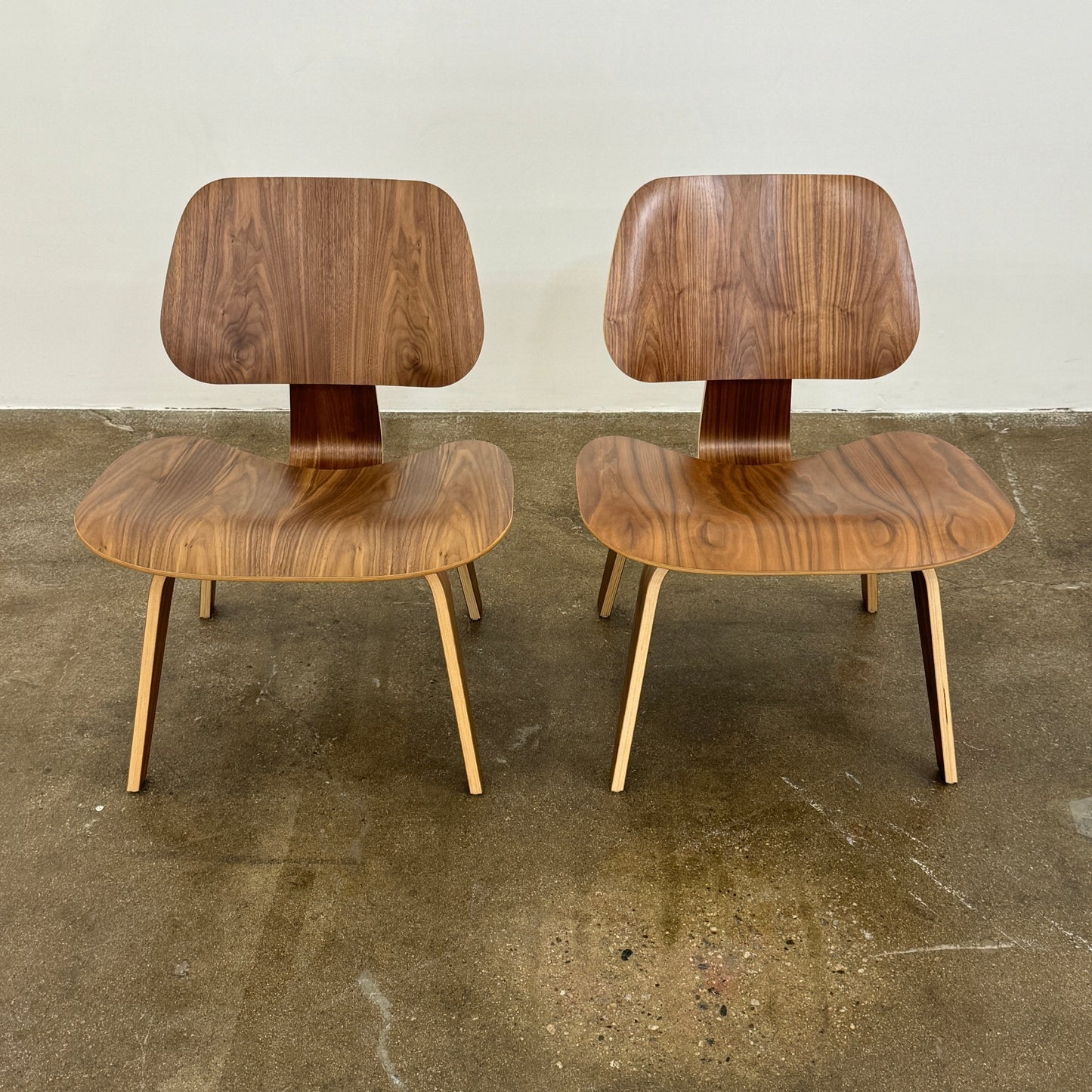 Chaise longue Eames en contreplaqué moulé avec base en bois (LCW)