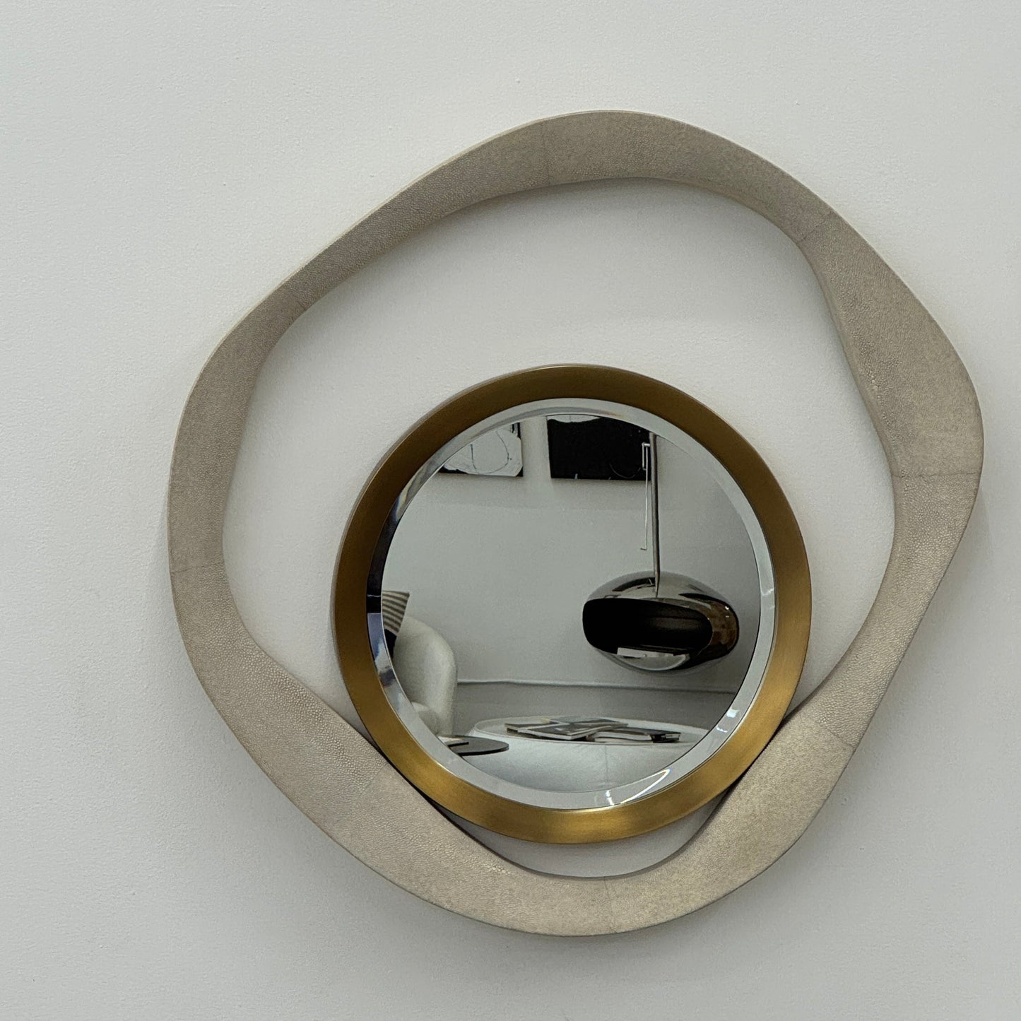Miroir R&amp;Y Augousti Lily M, miroir en galuchat crème, laiton
