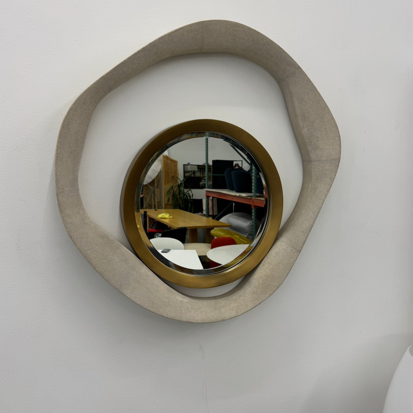 Miroir R&amp;Y Augousti Lily M, miroir en galuchat crème, laiton