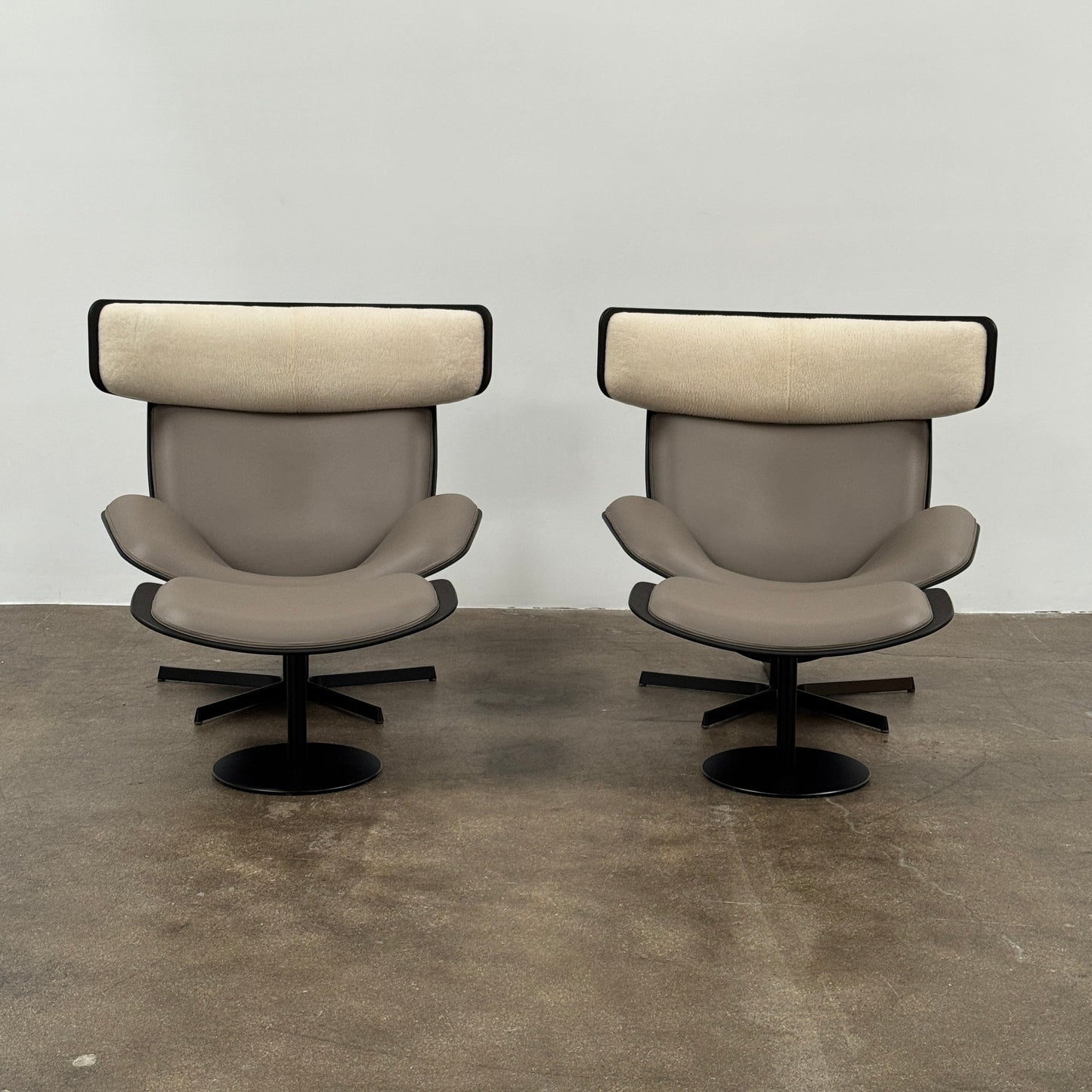 Chaise et pouf Almora de B&amp;B Italia
