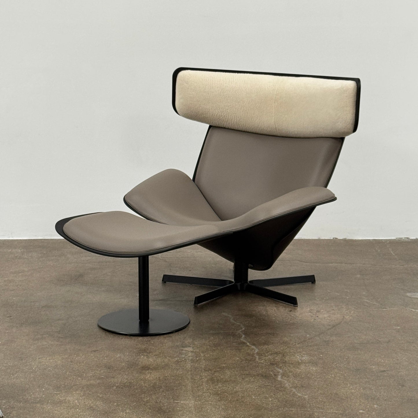 Chaise et pouf Almora de B&amp;B Italia
