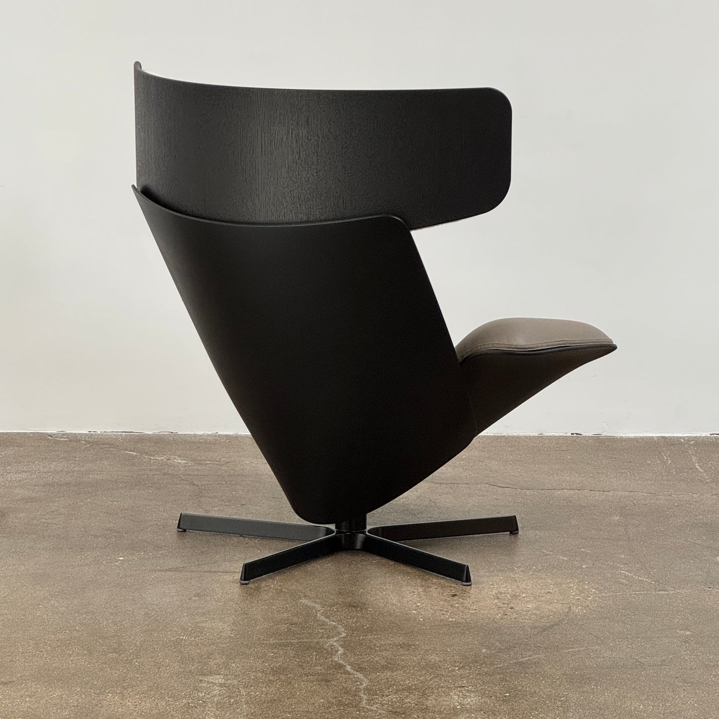 Chaise et pouf Almora de B&amp;B Italia
