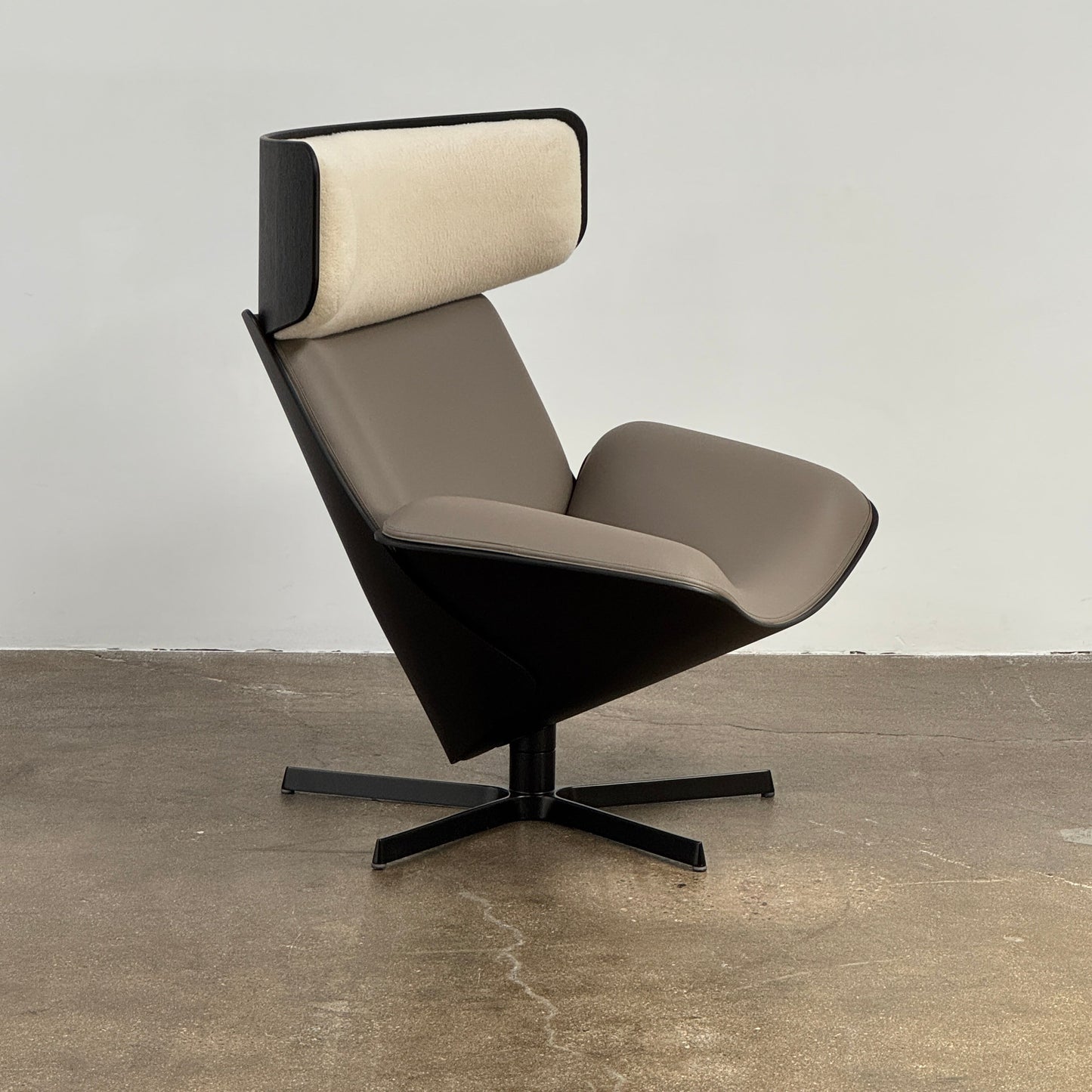 Chaise et pouf Almora de B&amp;B Italia