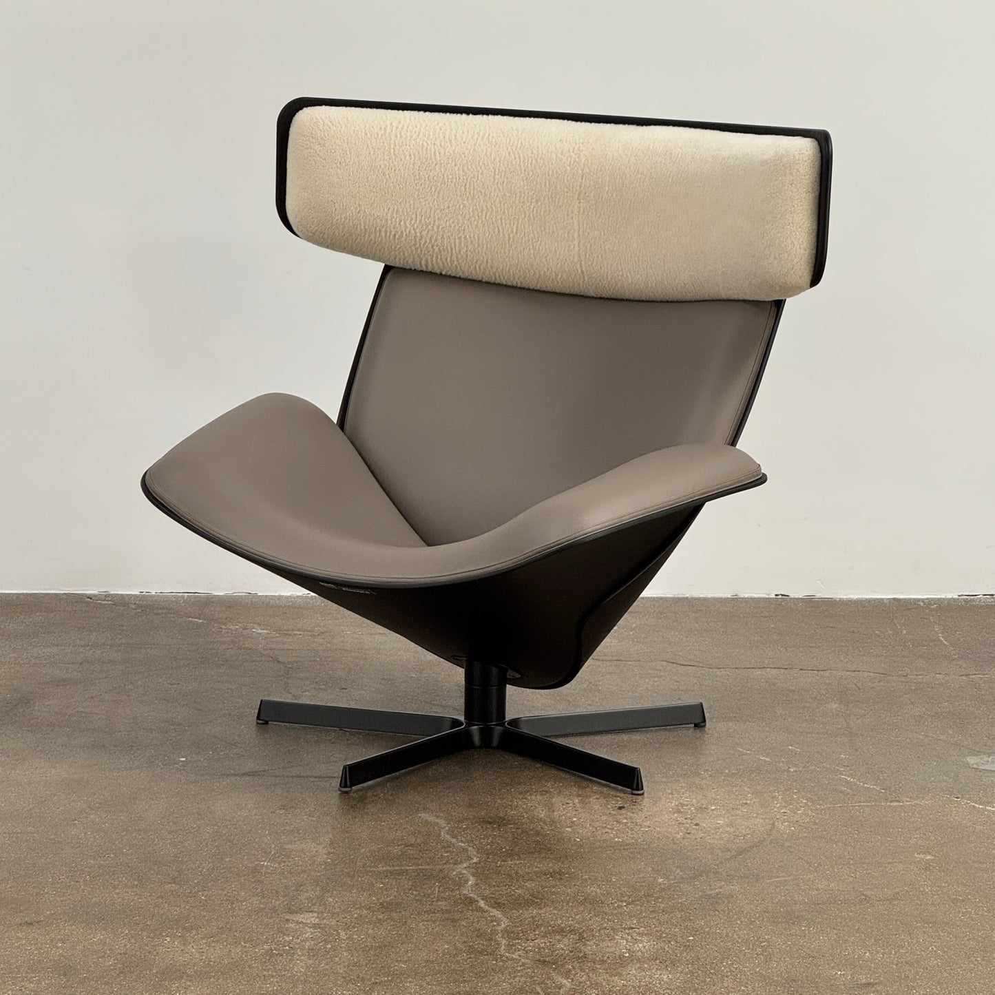 Chaise et pouf Almora de B&amp;B Italia