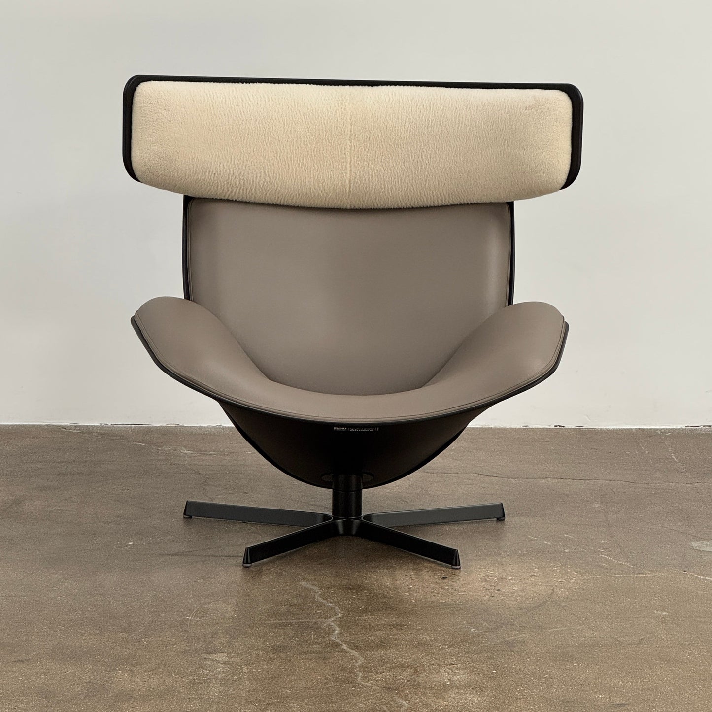 Chaise et pouf Almora de B&amp;B Italia