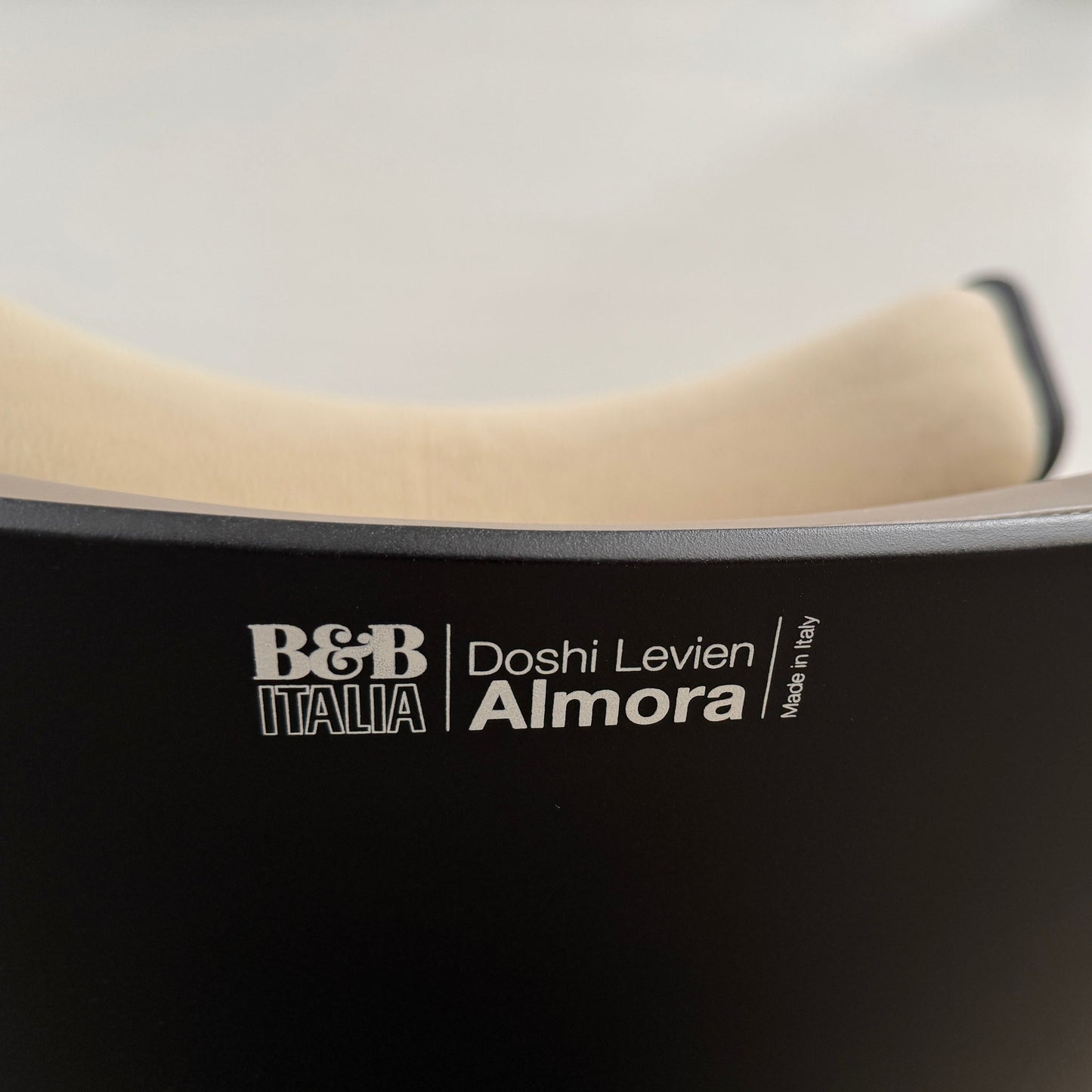 Chaise et pouf Almora de B&amp;B Italia