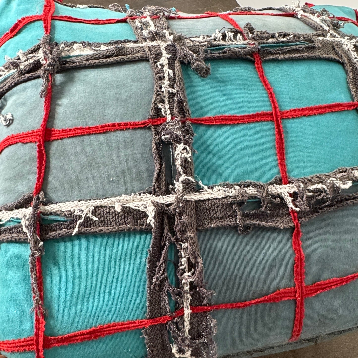 Chaise à carreaux du projet Earth Landing