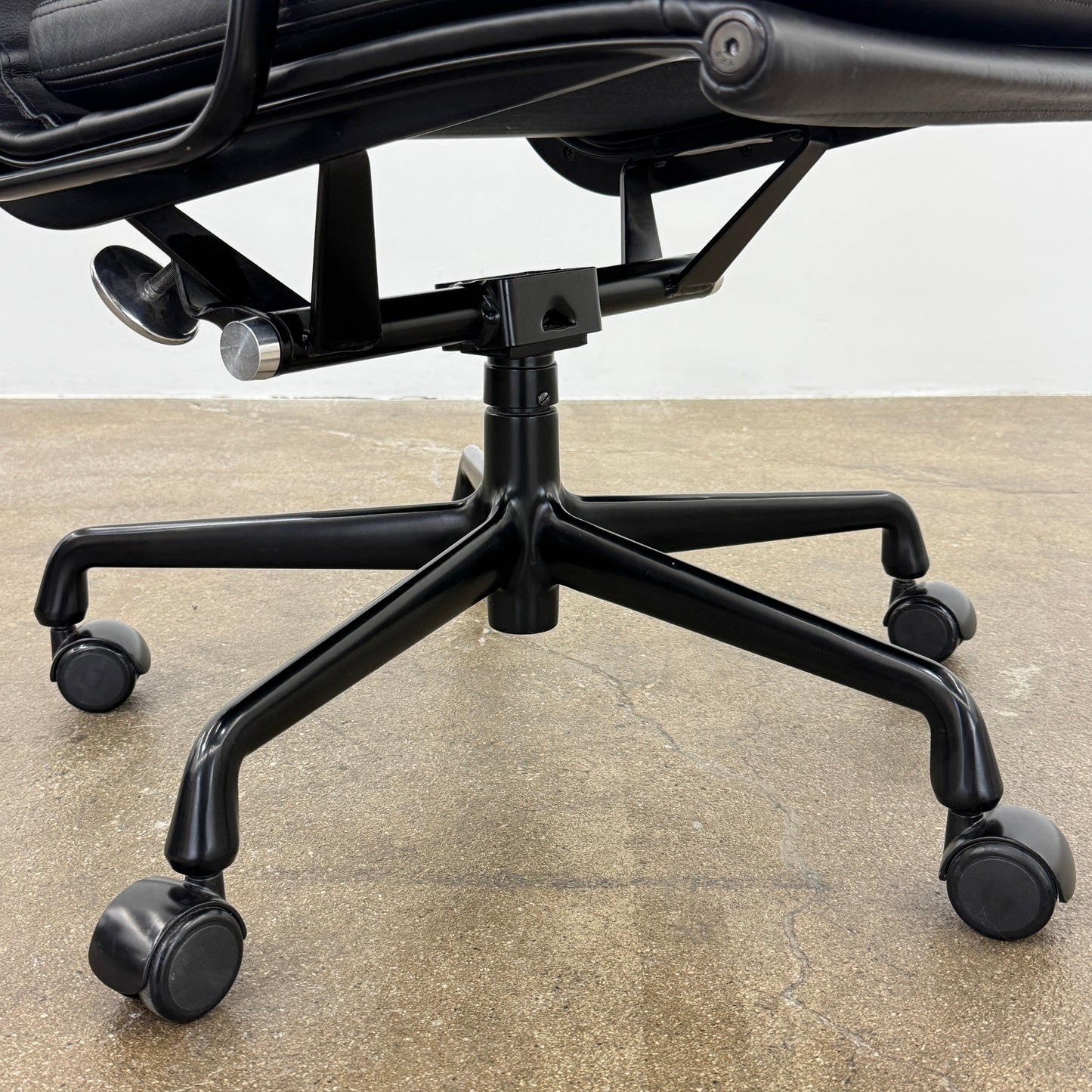 Fauteuil de direction Eames Soft Pad de Herman Miller