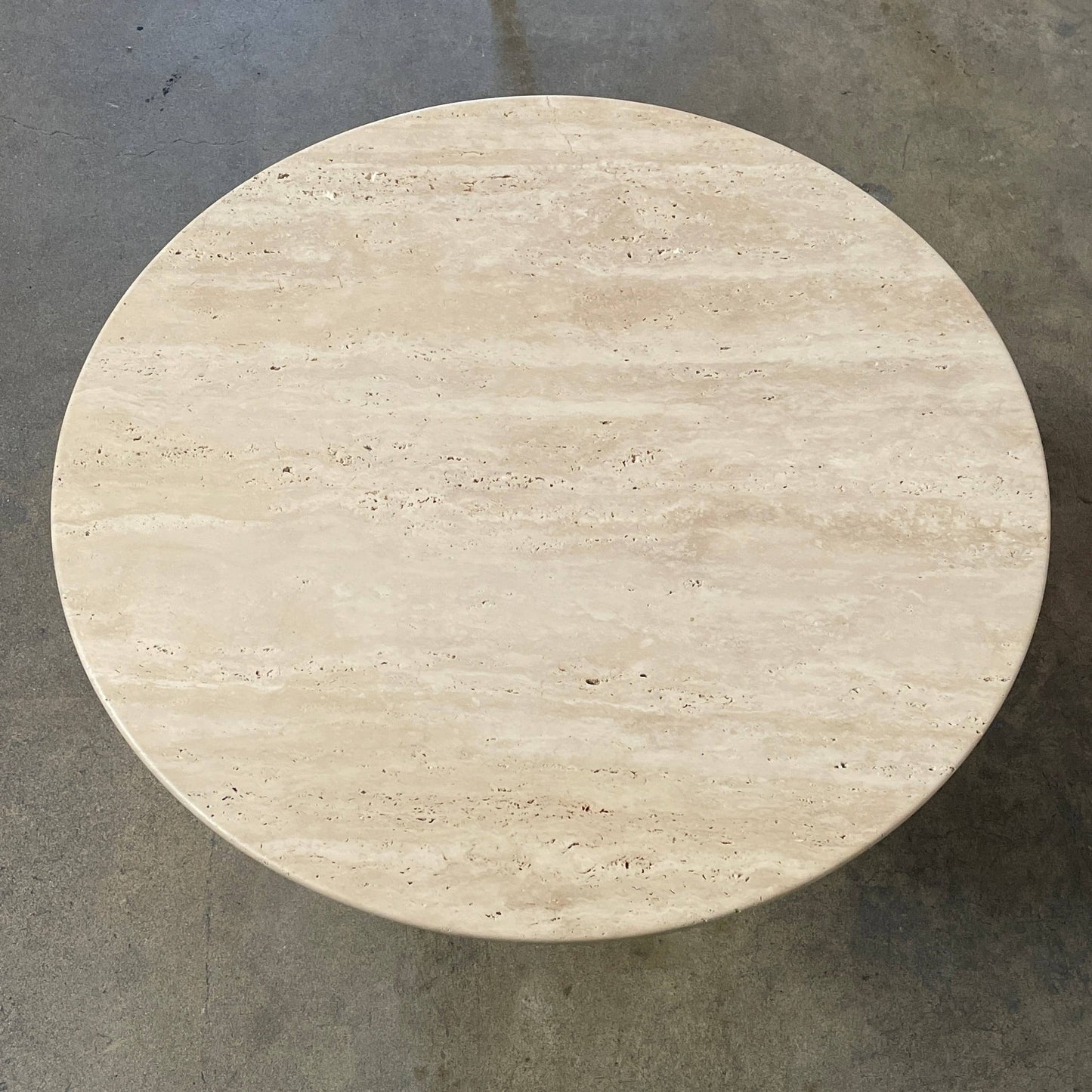 Table en travertin Ouk Sylver de la collection Delcourt