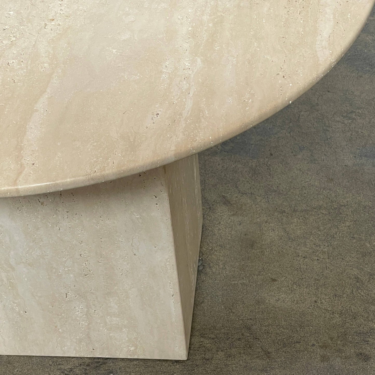 Table en travertin Ouk Sylver de la collection Delcourt