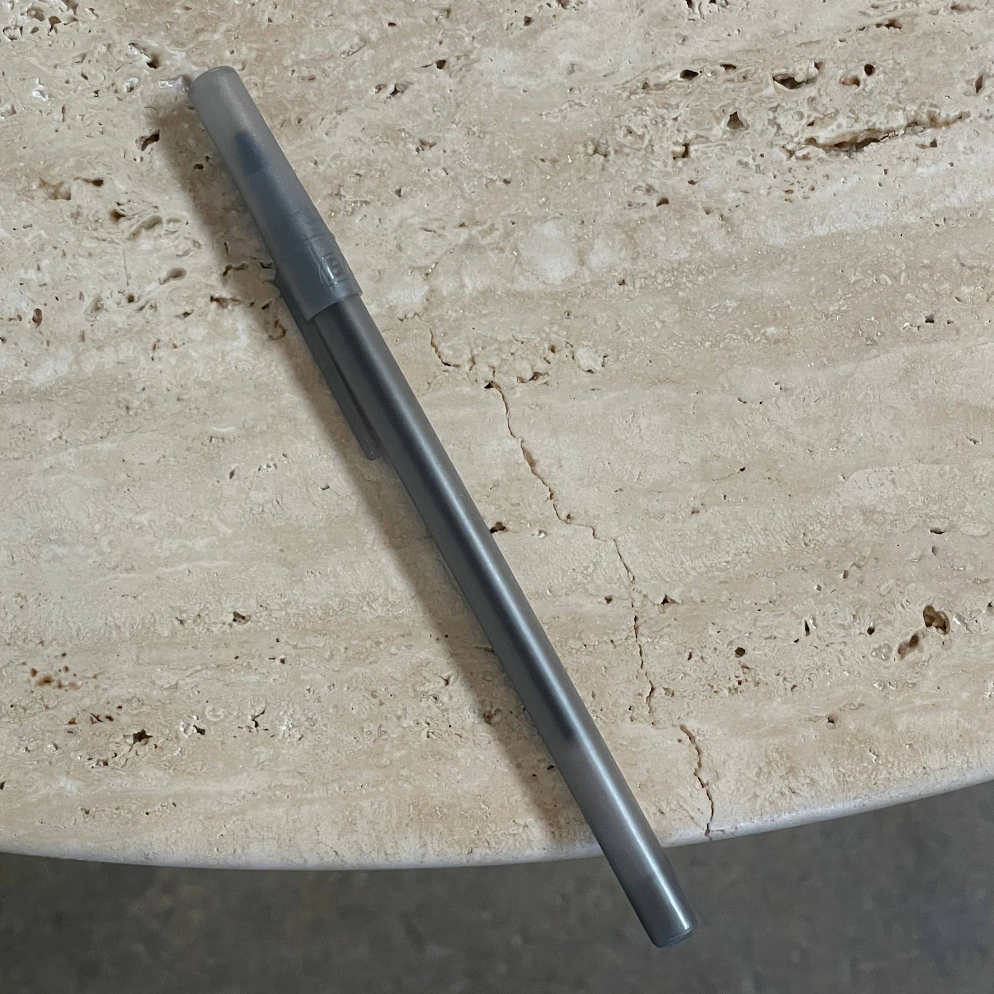 Table en travertin Ouk Sylver de la collection Delcourt