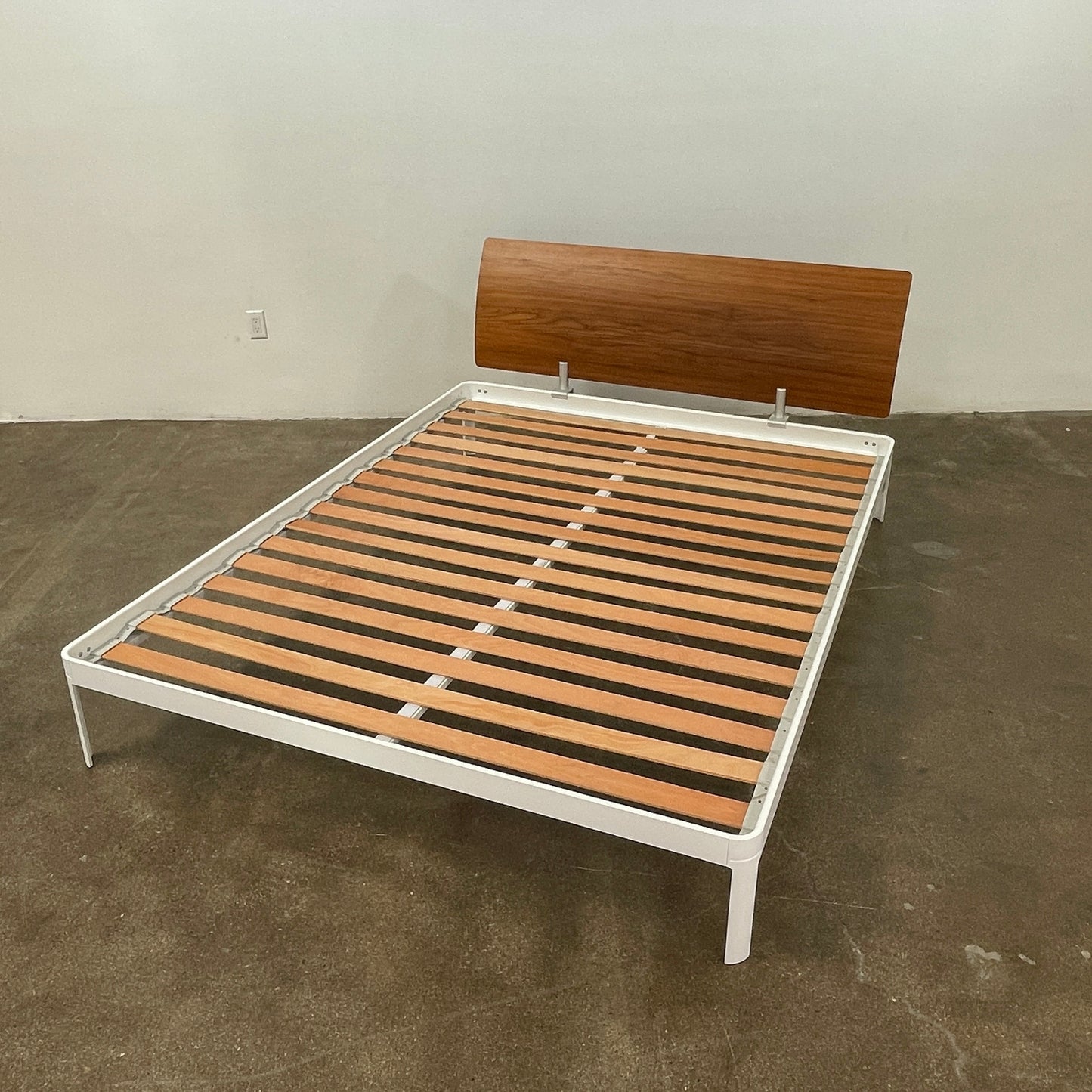 Lit Queen Size DWR Min avec tête de lit en bois