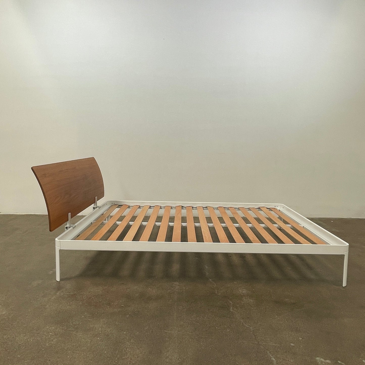 Lit Queen Size DWR Min avec tête de lit en bois