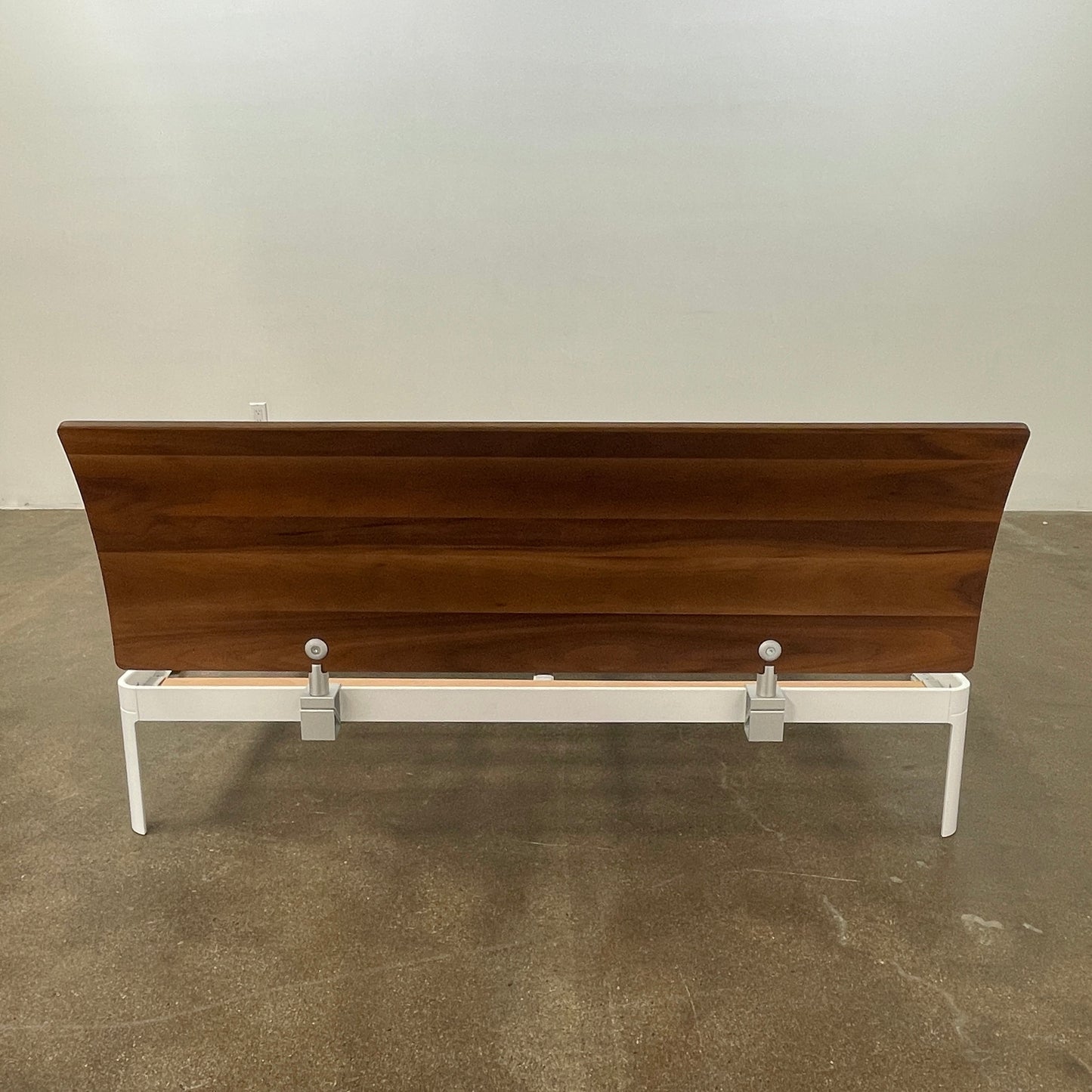 Lit Queen Size DWR Min avec tête de lit en bois