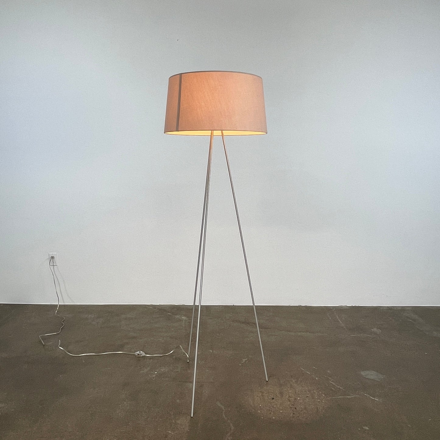 Lampadaire trépied DWR