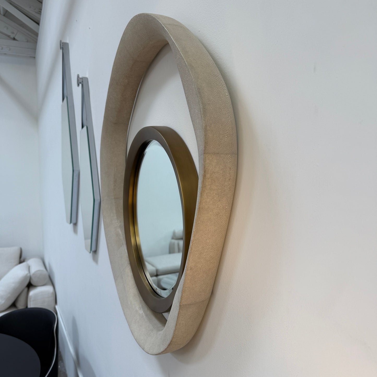 Miroir R&amp;Y Augousti Lily M, miroir en galuchat crème, laiton