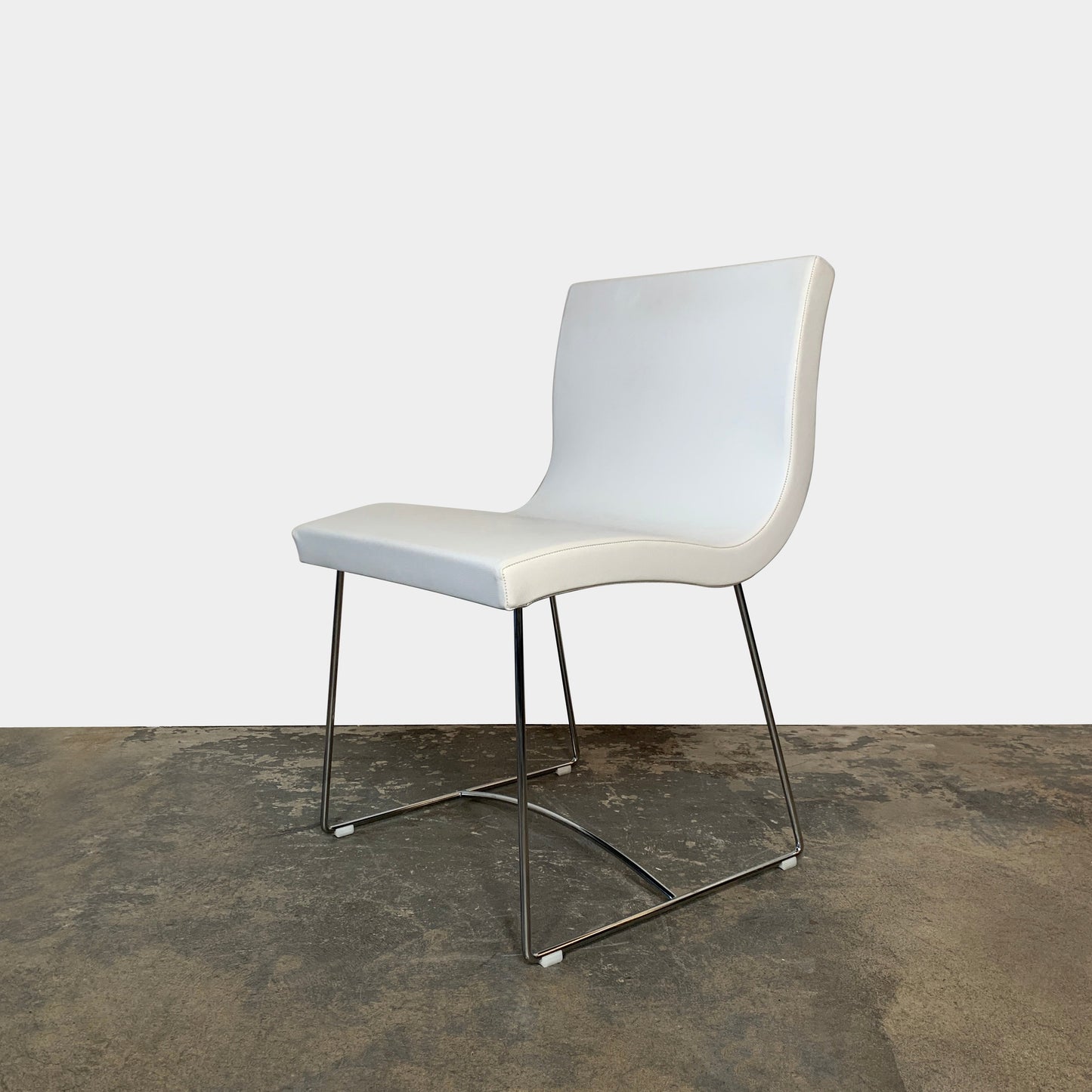 Chaise d'appoint Sala Ligne Roset en cuir blanc