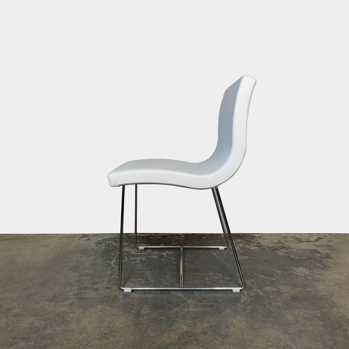 Chaise d'appoint Sala Ligne Roset en cuir blanc