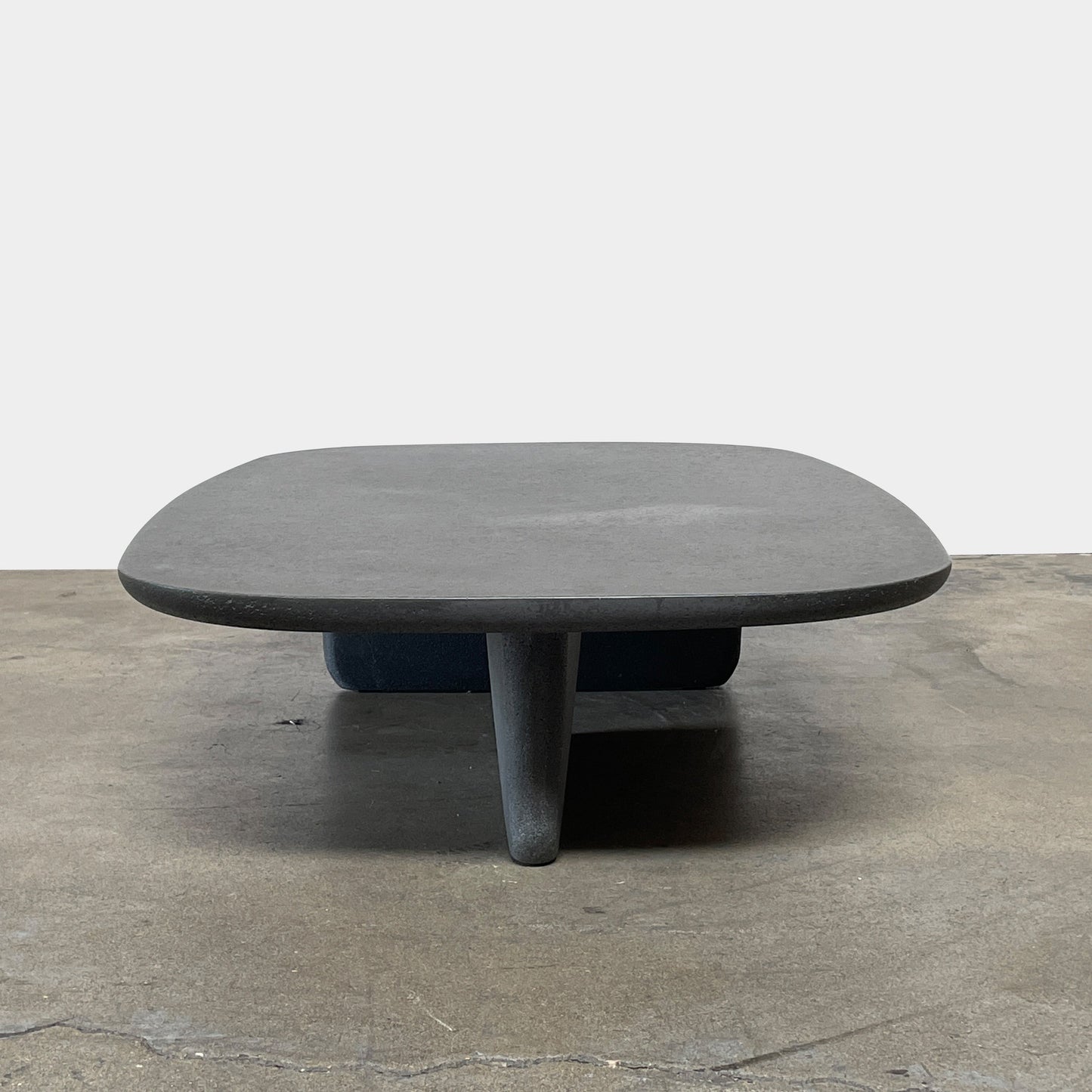 Table basse d'extérieur Tobi-Ishi de B&amp;B Italia (en attente)
