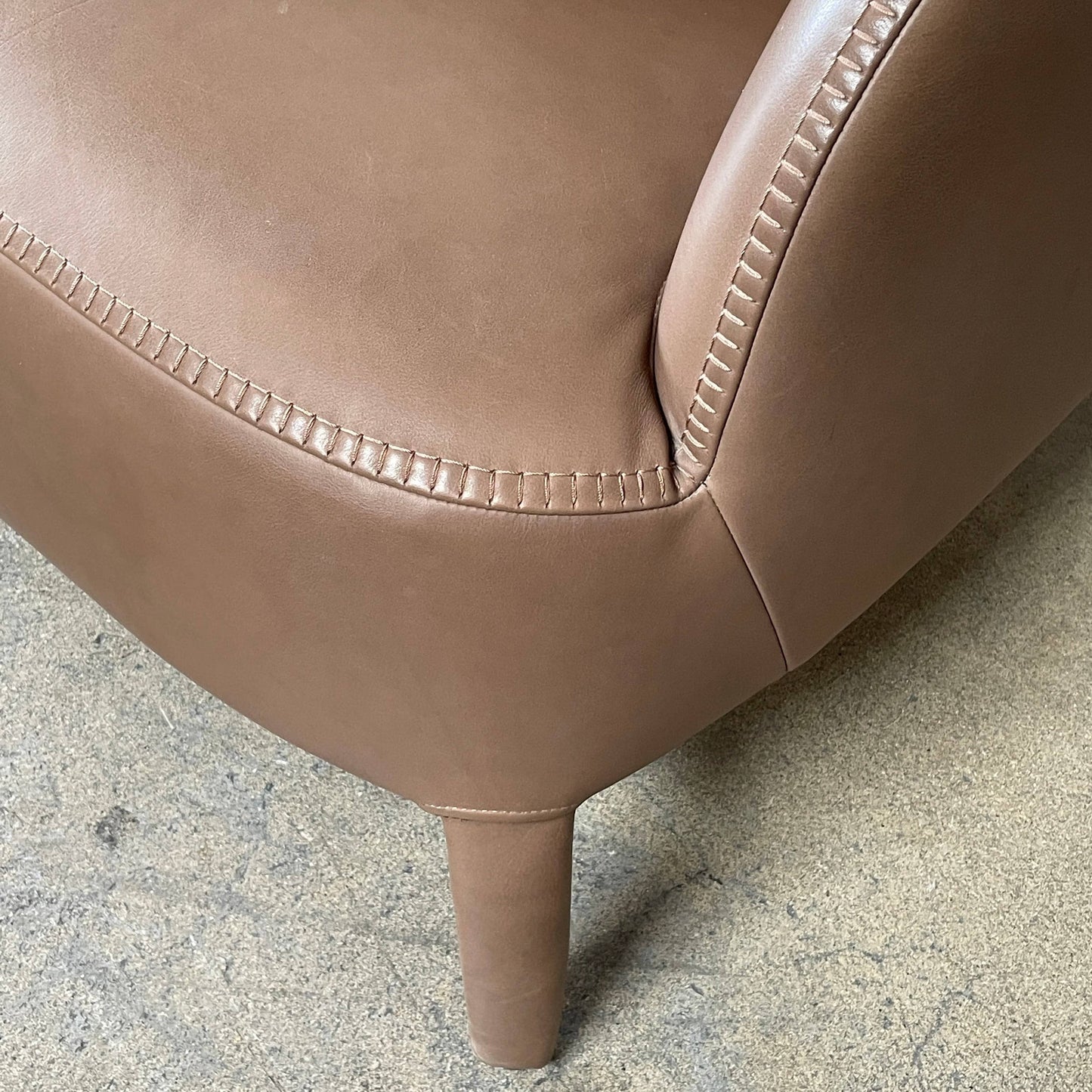 Fauteuil à dossier haut et pouf Maxalto Febo