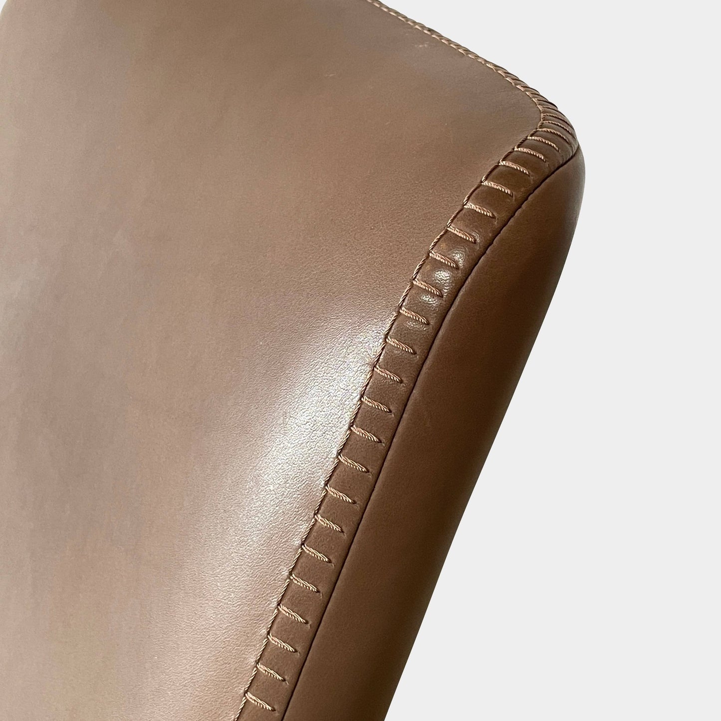 Fauteuil à dossier haut et pouf Maxalto Febo