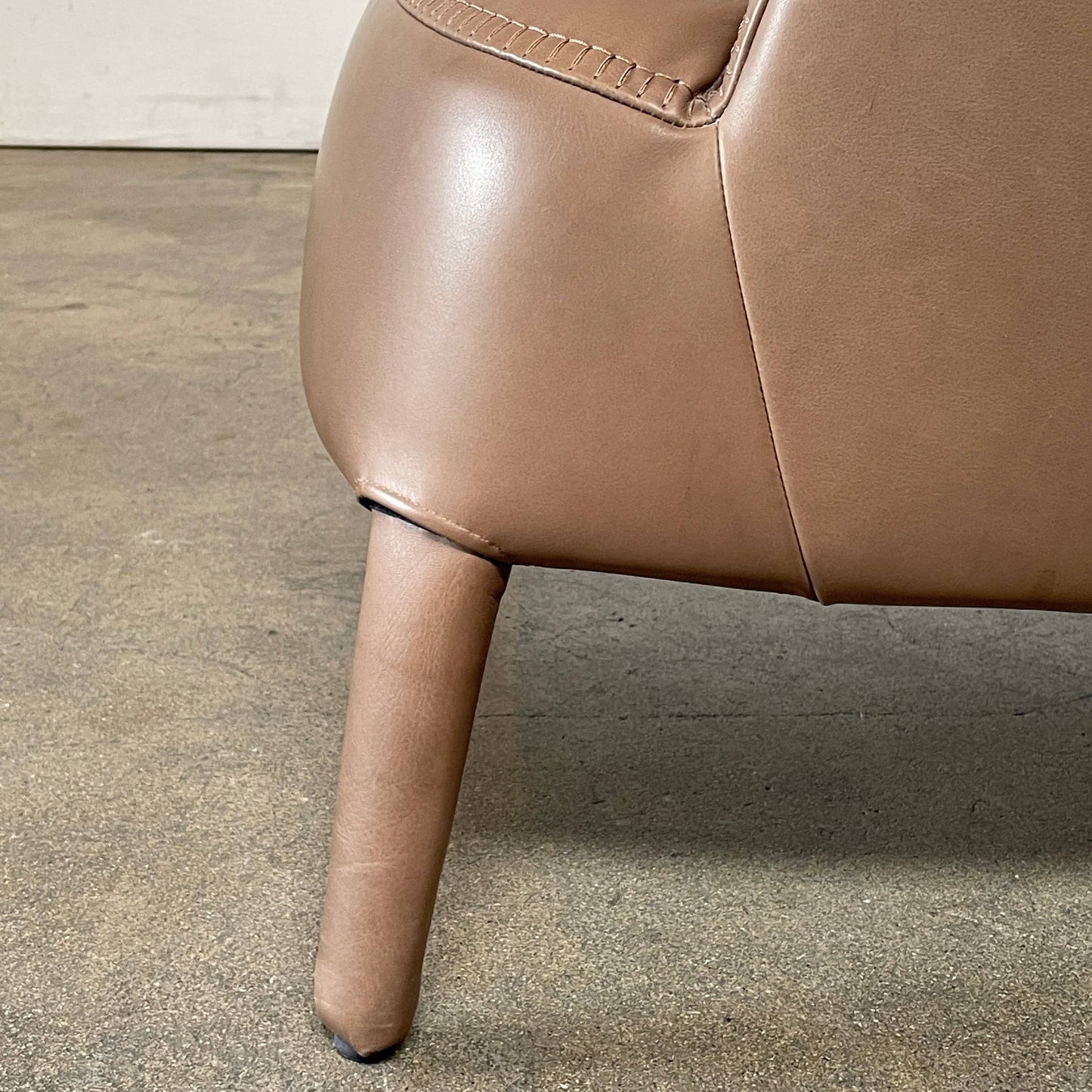 Fauteuil à dossier haut et pouf Maxalto Febo