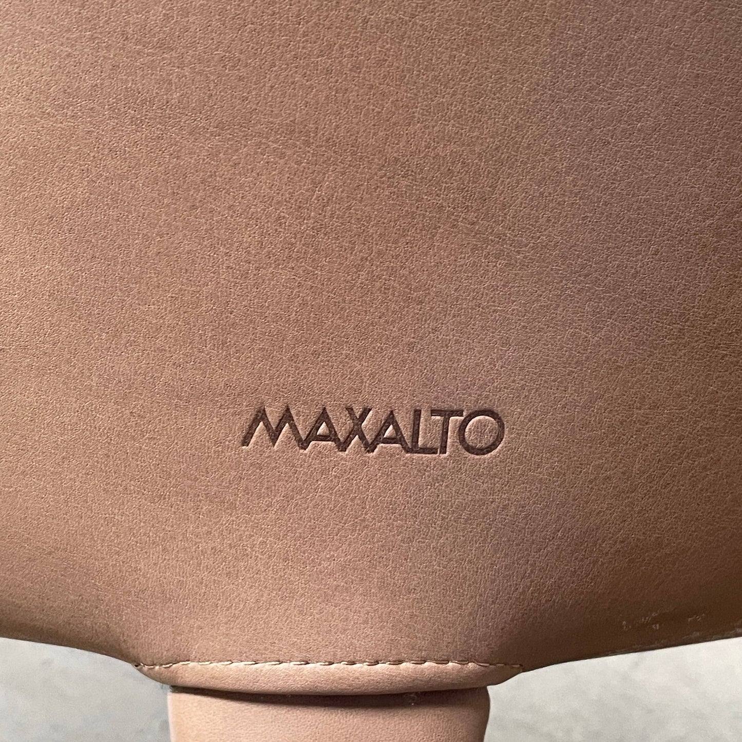 Fauteuil à dossier haut et pouf Maxalto Febo