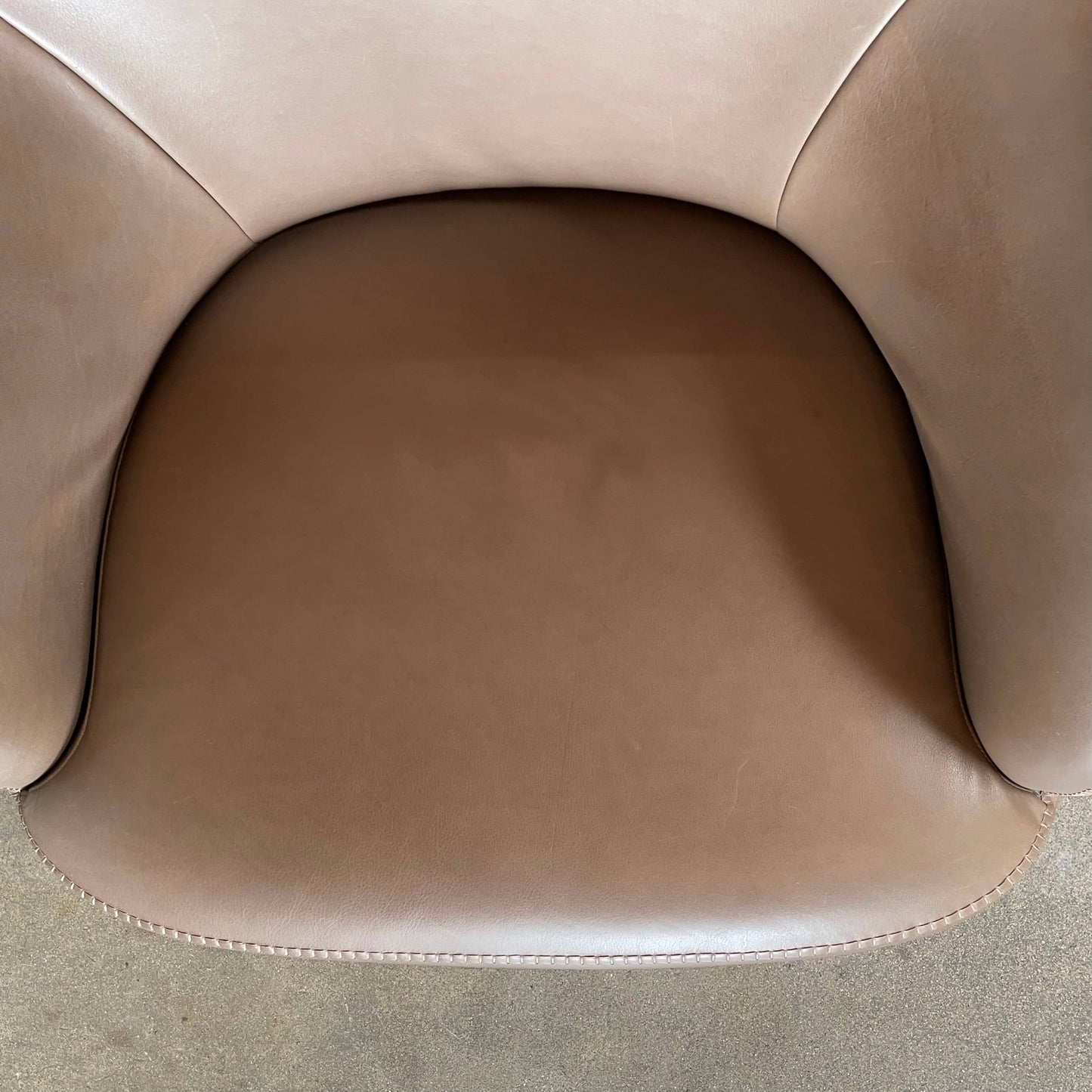 Fauteuil à dossier haut et pouf Maxalto Febo