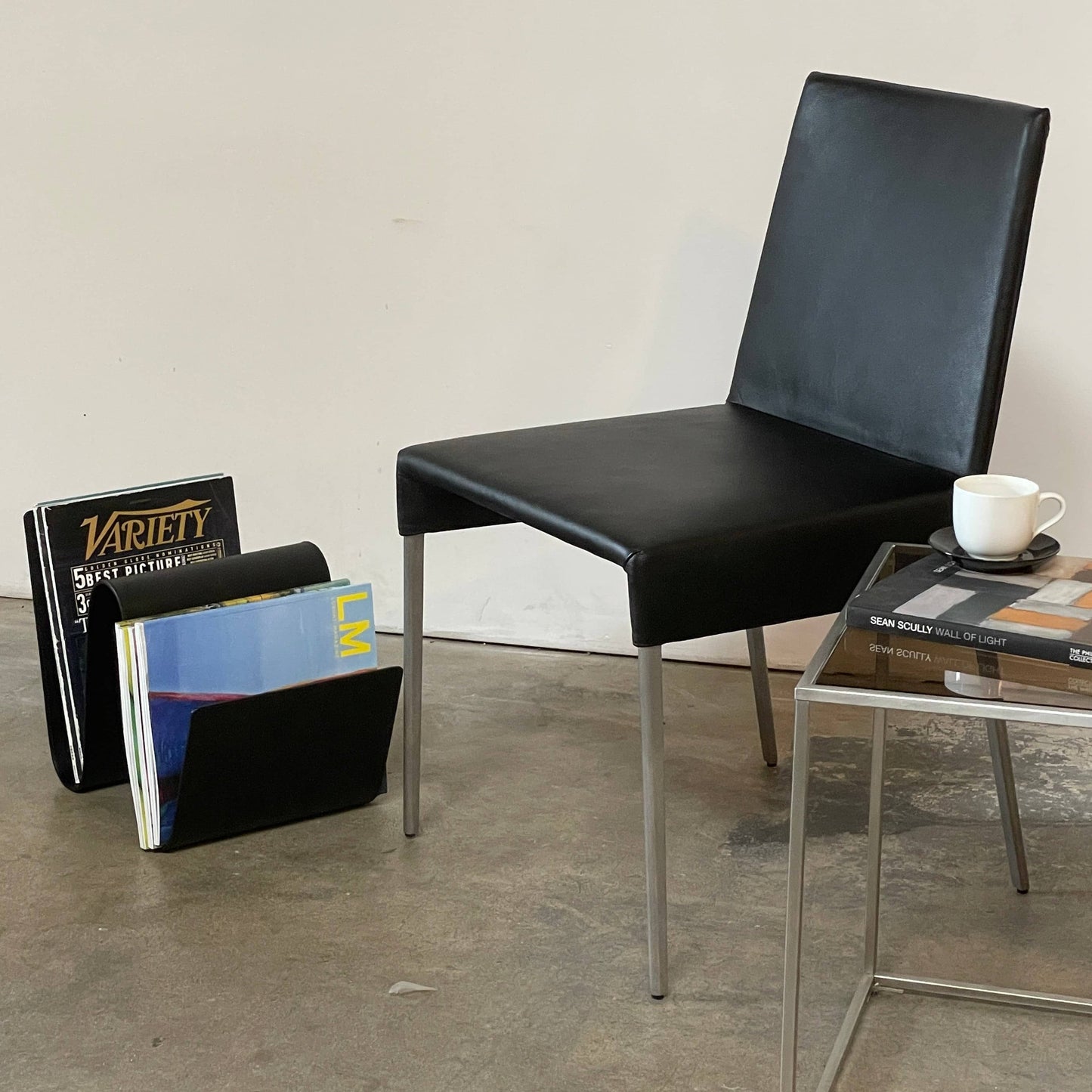 Porte-revues en cuir noir