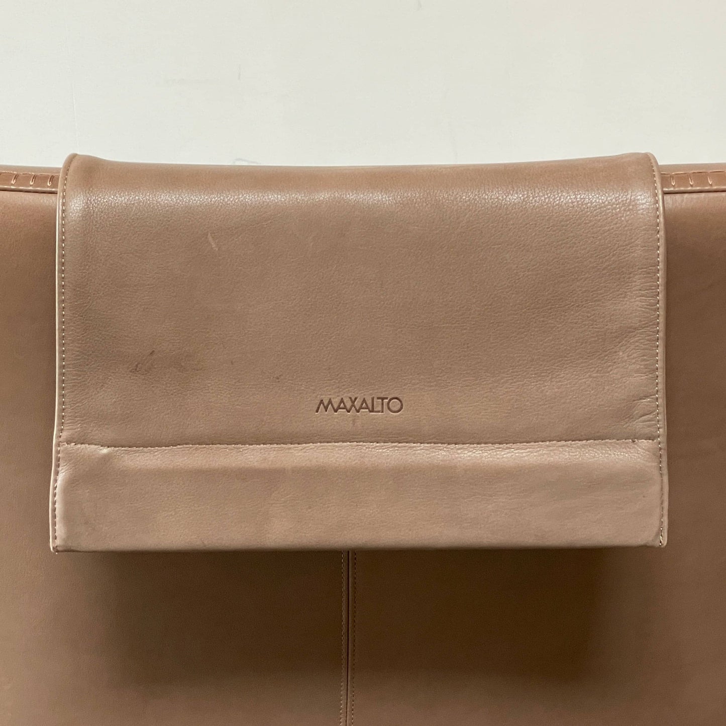 Fauteuil à dossier haut et pouf Maxalto Febo