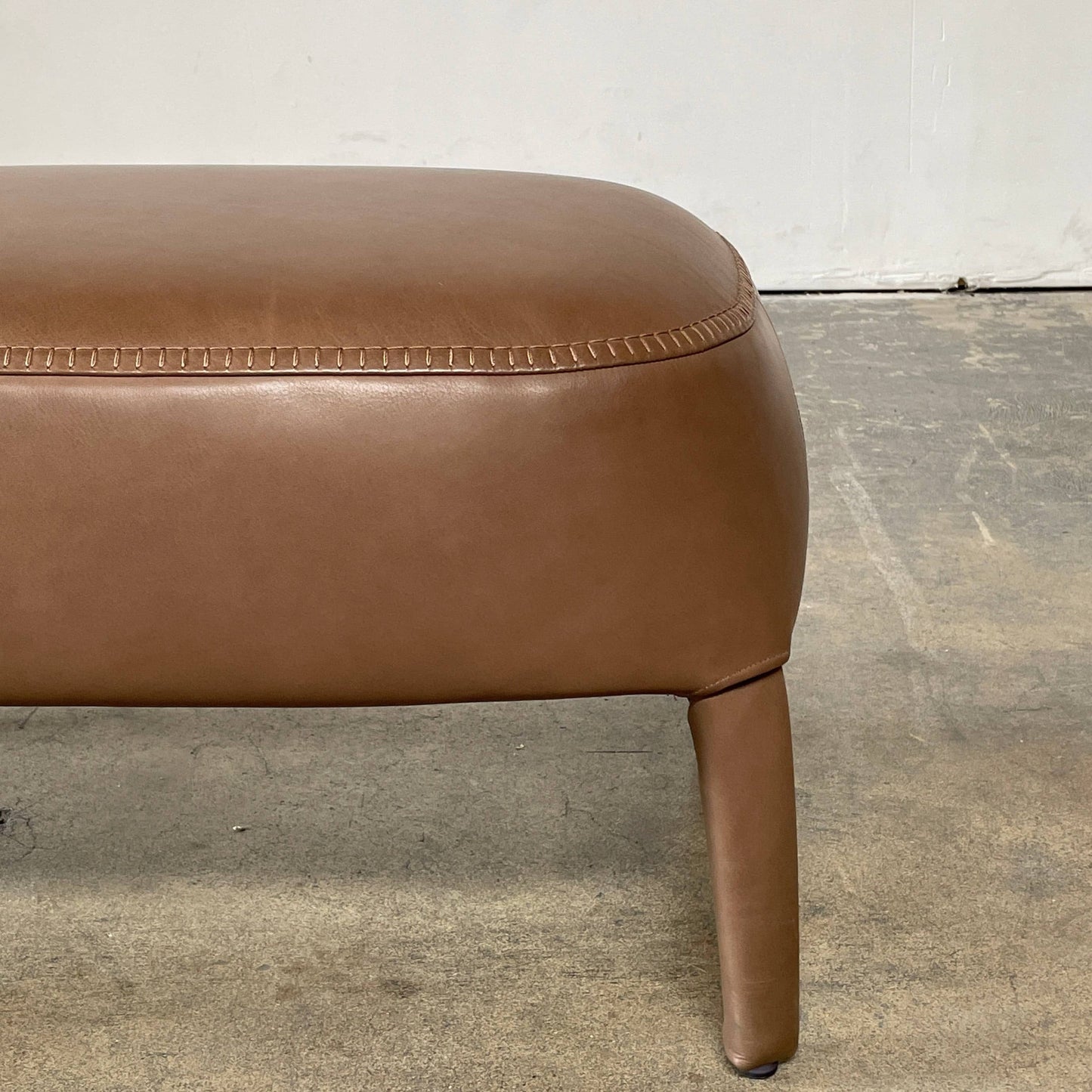 Fauteuil à dossier haut et pouf Maxalto Febo