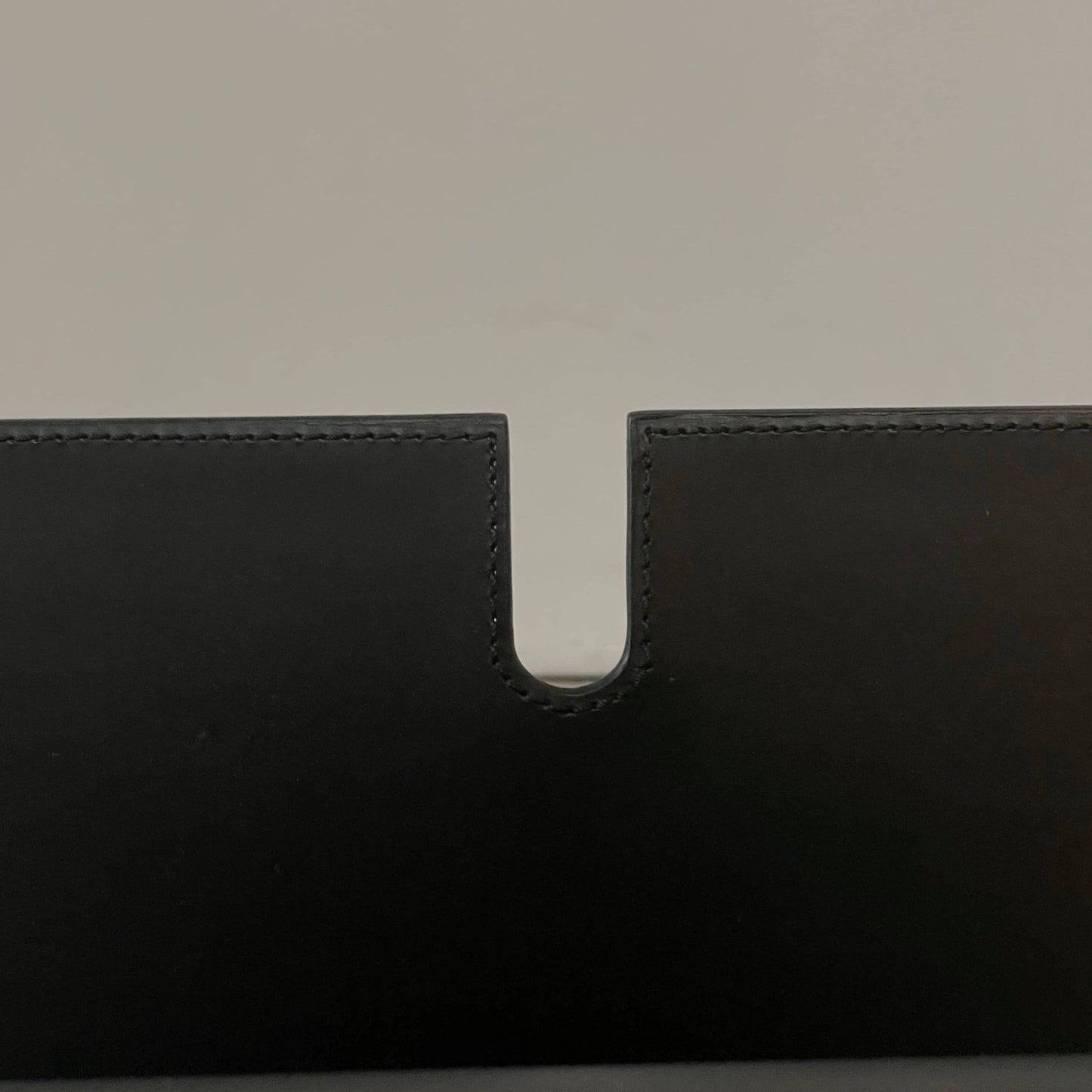 Porte-revues en cuir noir