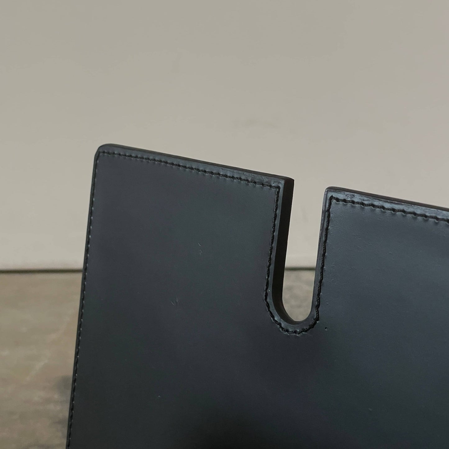 Porte-revues en cuir noir