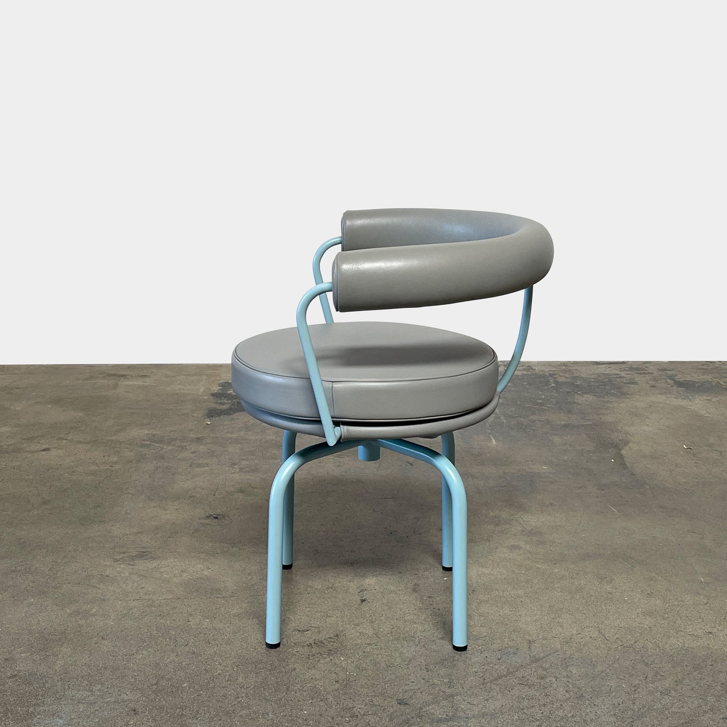 Chaise pivotante Cassina LC7