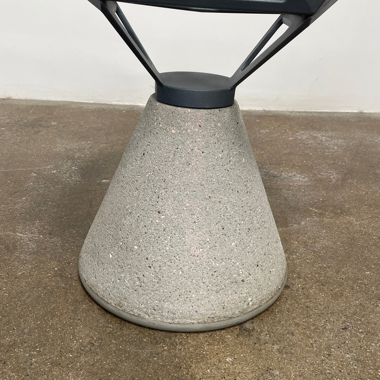Chaise pivotante Magis grise One avec base en béton